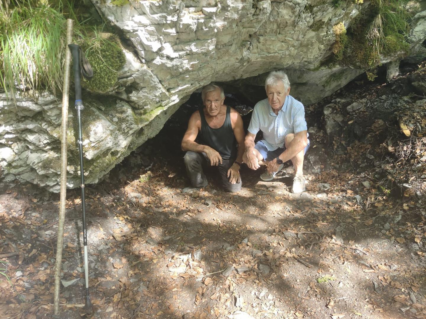 En el acceso a la cueva Hartzan Zulo, el edil Bautista Mariezkurrena Mariezkurrena junto a Iñaki Etxeberria Mariezkurrena.