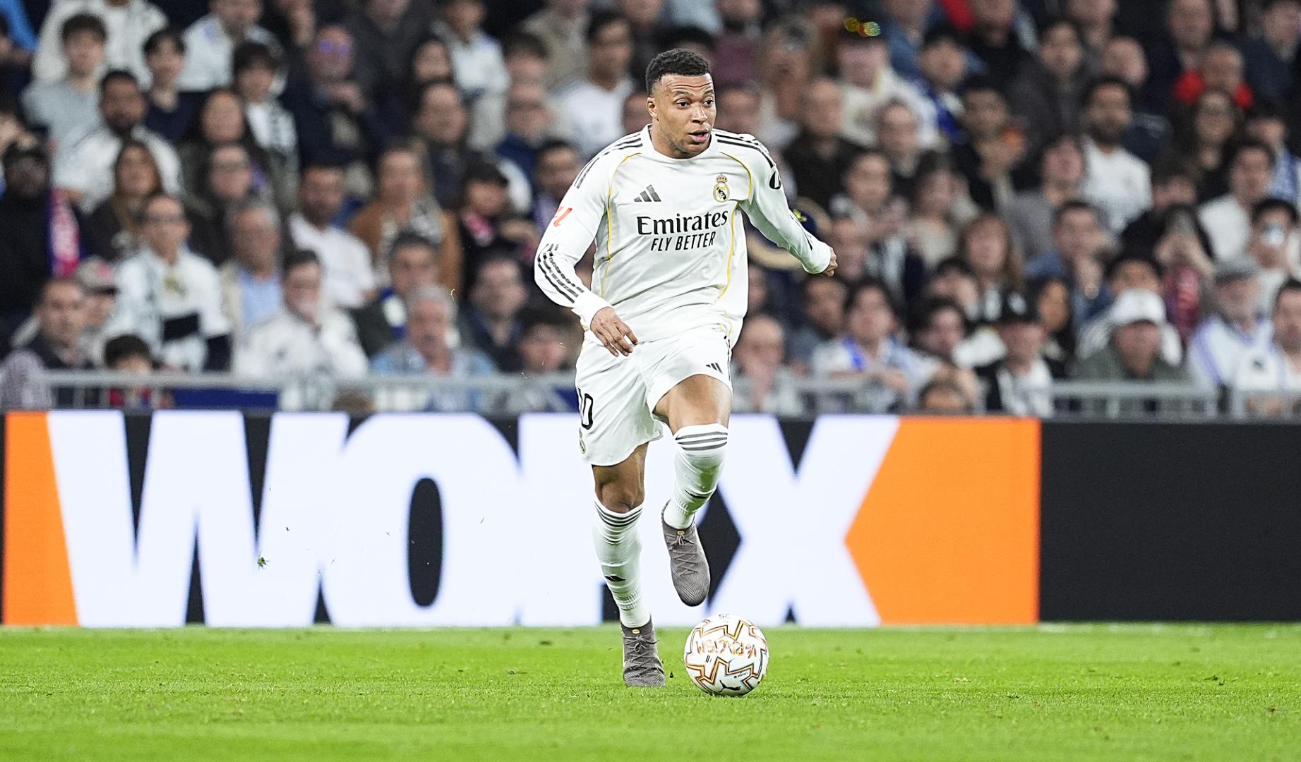 Kylian Mbappe conduce el balón durante el derbi contra el Atlético de Madrid