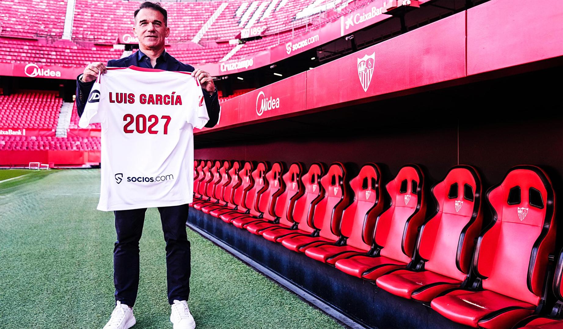 Luis García Plaza posa con la camiseta del Sevilla y el año de su contrato en el césped del Sánchez Pizjuán