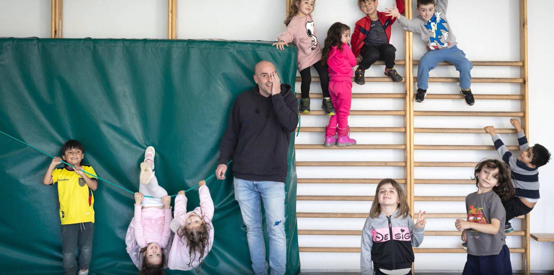 El artista Mikel Belascoain durante uno de los talleres que forman parte de Escuela de los Encuentros