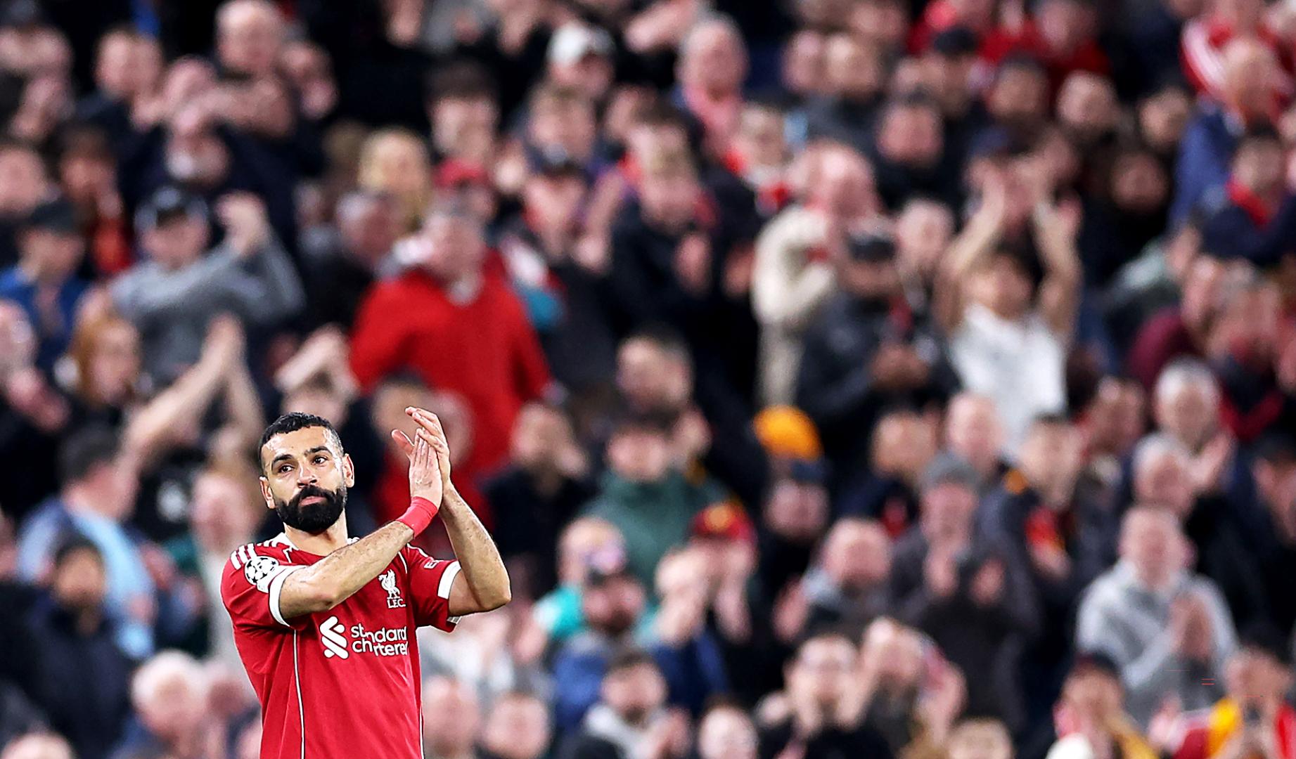 Mohamed Salah aplaude a la grada durante el partido contra el Galatasaray en Champions
