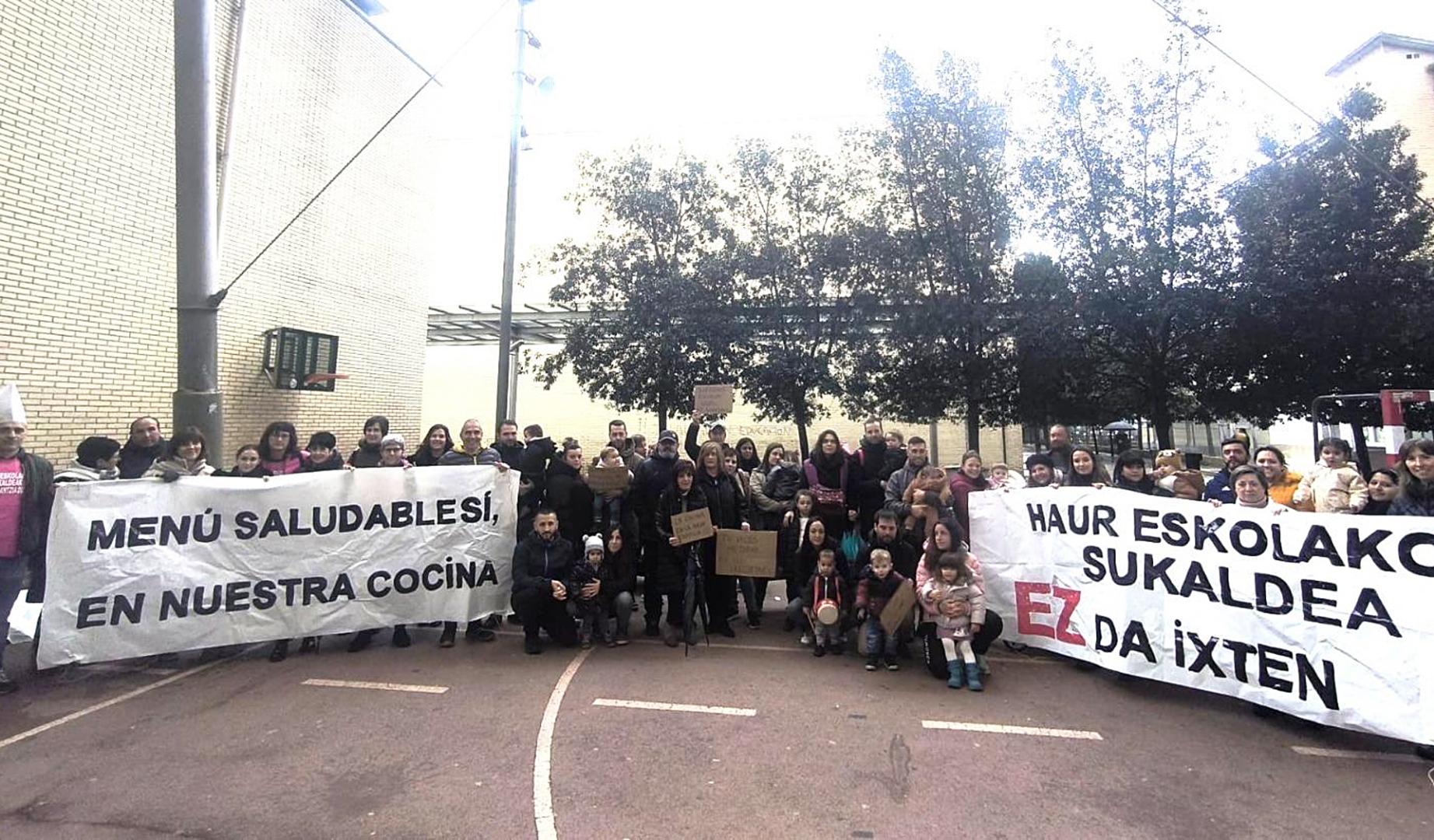Familias y personal de la escuela infantil San Cristóbal de Ansoáin, concentradas frente al colegio público Ezkaba.