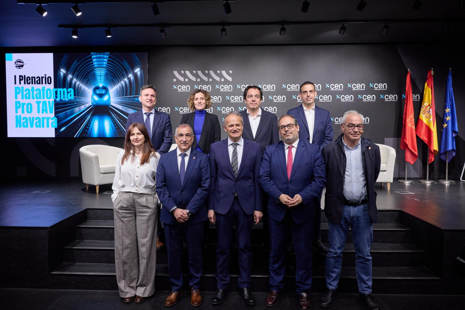 PARTICIPANTES EN LA JORNADA. Primera fila, de izda. a derecha: Loreto Orduña (Rockwool);el consejero Óscar Chivite; el presidente de la CEN, Manuel Piquer; el comisionado del Corredor Atlántico, José Antonio Sebastián, y el secretario general de UGT Navarra, Lorenzo Ríos. En segunda fila, José Andrés Palacios (Cámara de Comercio), Marta García-Drake (CEN), Manuel Arizcun (Consumidores Irache) y Pablo García (Synergy).