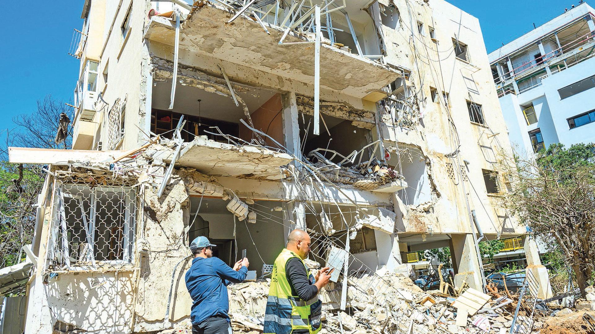 Un edificio de Tel Aviv, en Israel, destrozado por un misil