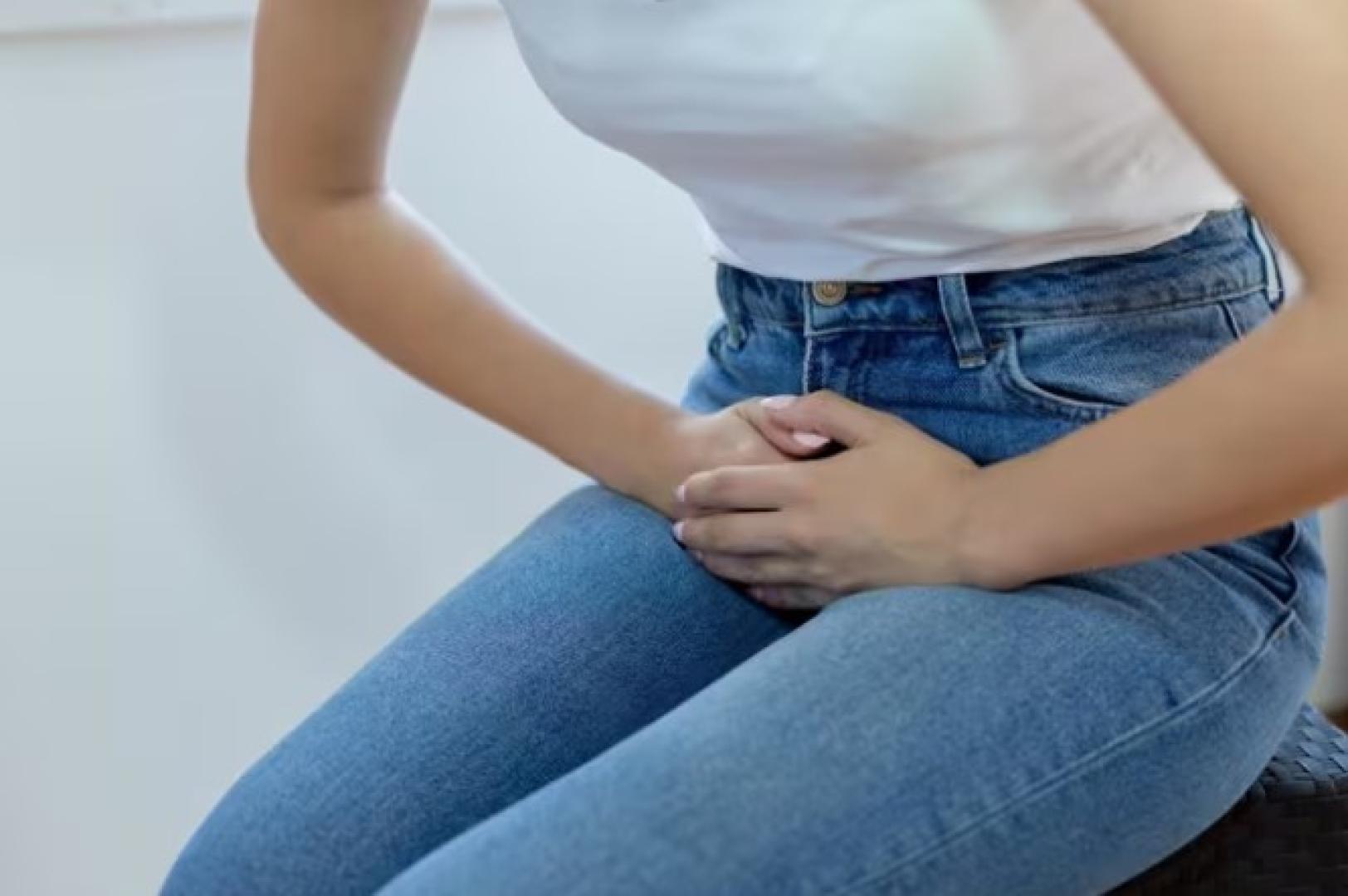 Una mujer se queja de dolor por cistitis en una imagen de archivo