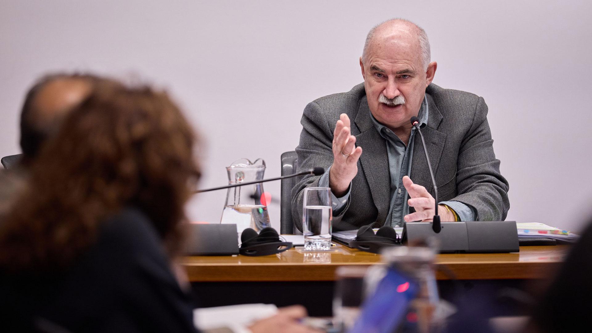 El consejero de Desarrollo Rural y Medio Ambiente, José María Aierdi, ha comparecido este miércoles en la comisión de investigación de los túneles de Belate en el Parlamento