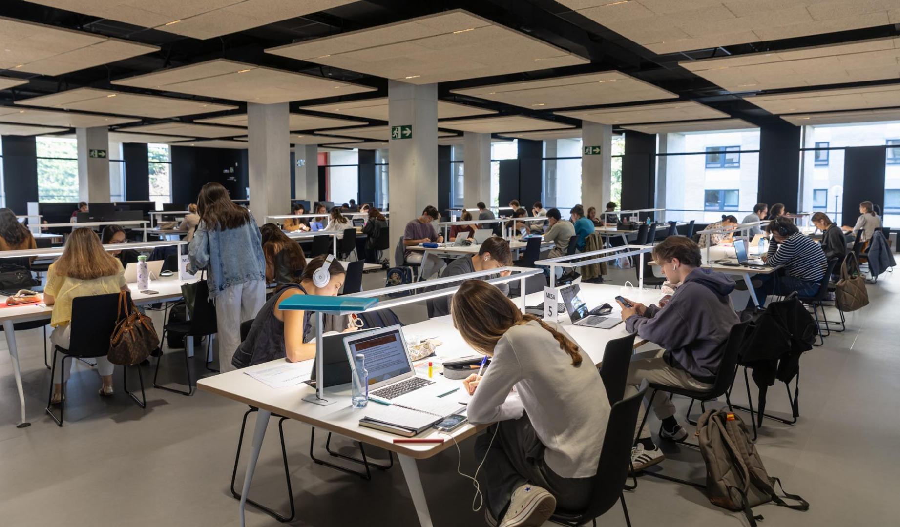 Estudiantes, en la biblioteca de la Universidad de Navarra
