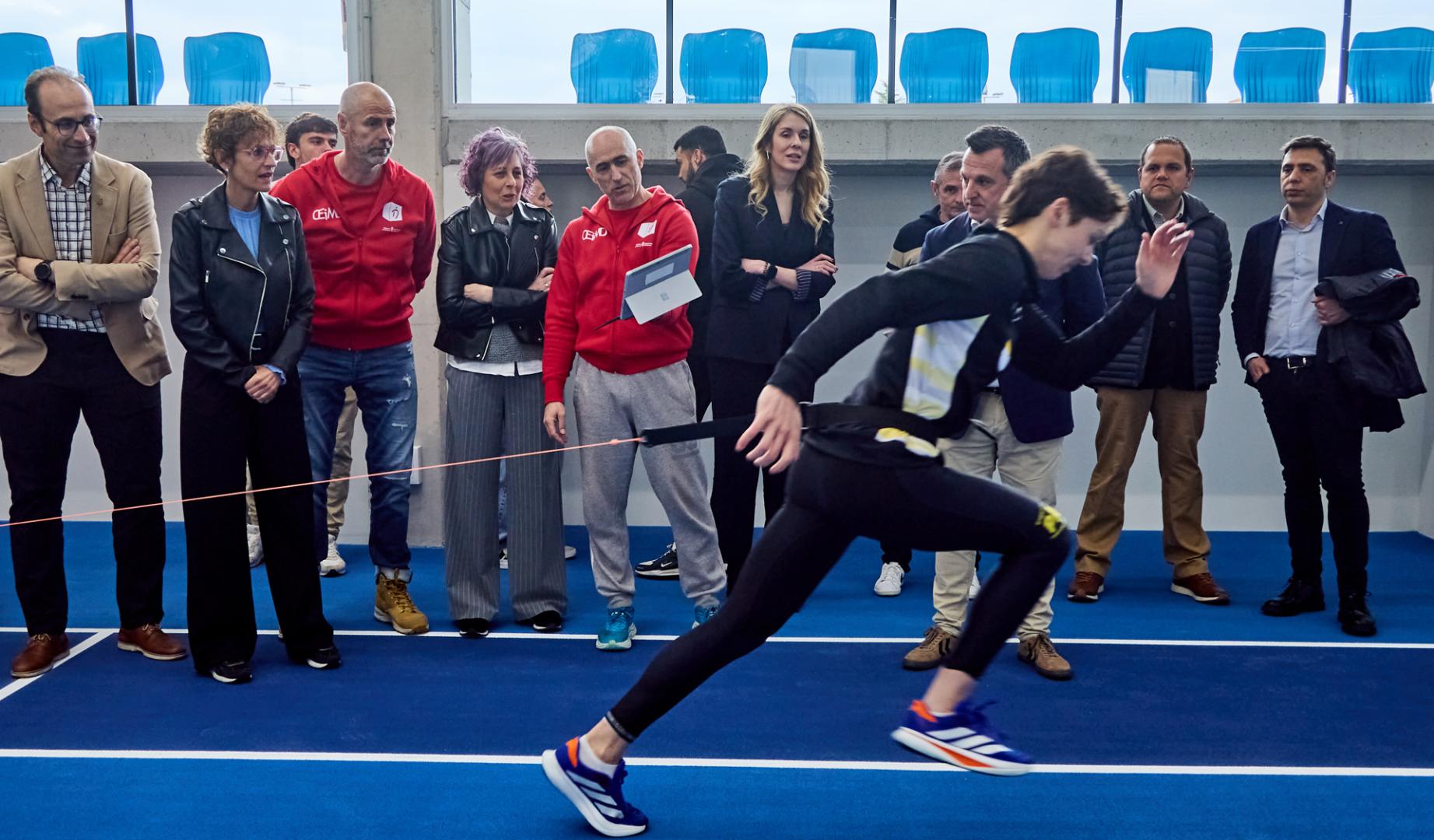 María Chivite observa a un atleta realizando pruebas con la nueva tecnología de la instalación