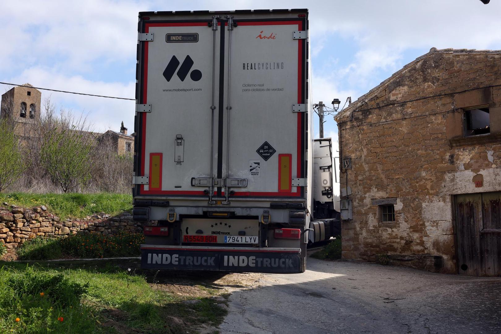 Foto del camión atascado en una calle de Sánsoain