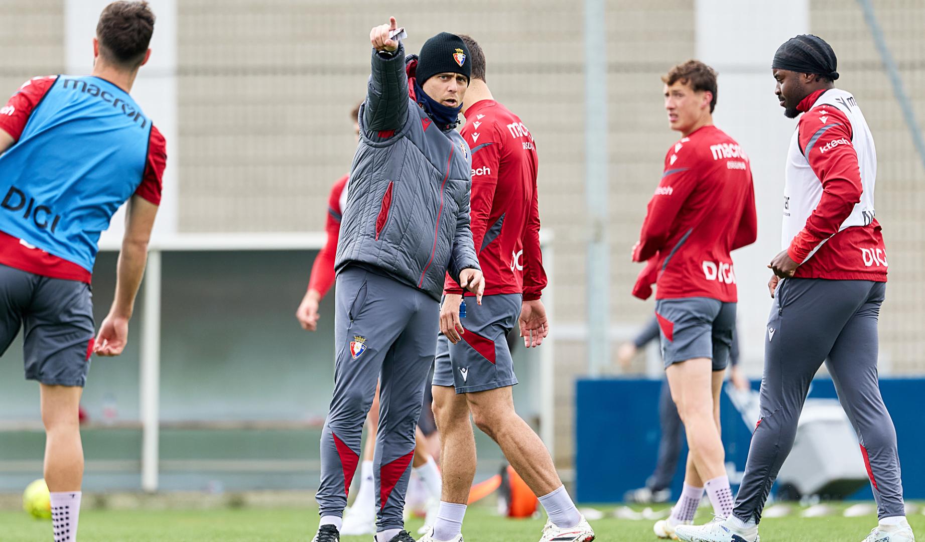 Alessio isci da indicaciones ante la atenta mirada de Herrando y Boyomo durante el entrenamiento de este miércoles 25 de marzo