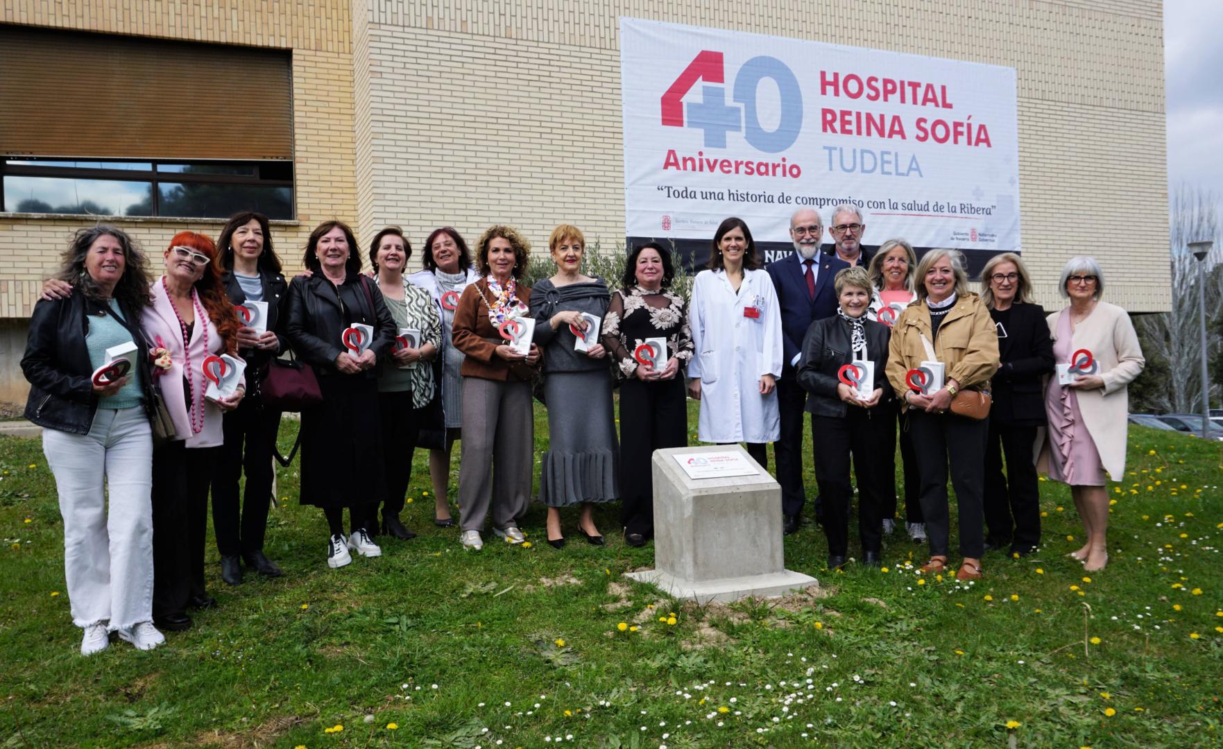 Homenajeados y autoridades, juntos tras el acto celebrado este miércoles en el Hospital de Tudela
