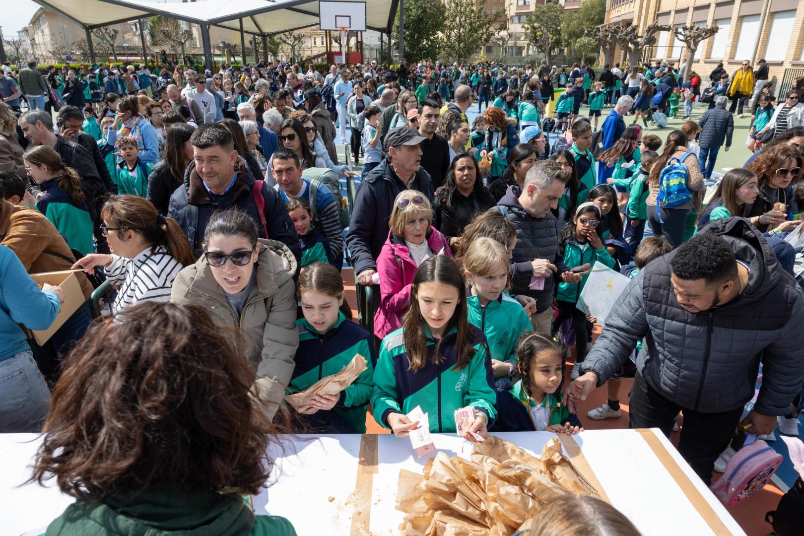 Instante del reparto de los bocadillos que tuvo lugar este miércoles en el colegio Anunciata de Tudela