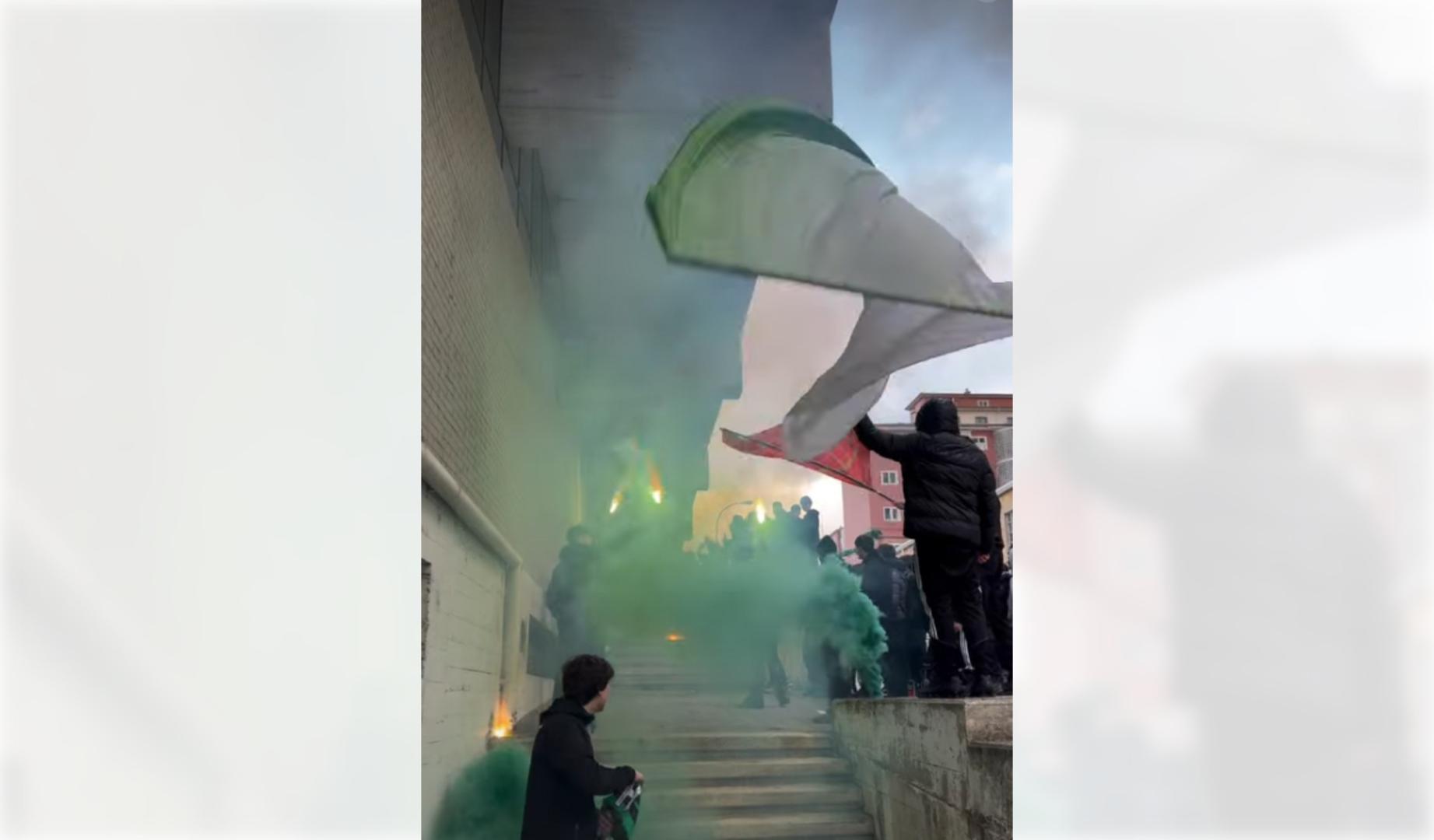 Bengalas verdes y banderas al viento, así esperaba la afición de Anaitasuna al equipo antes del choque de Copa del Rey contra Cangas