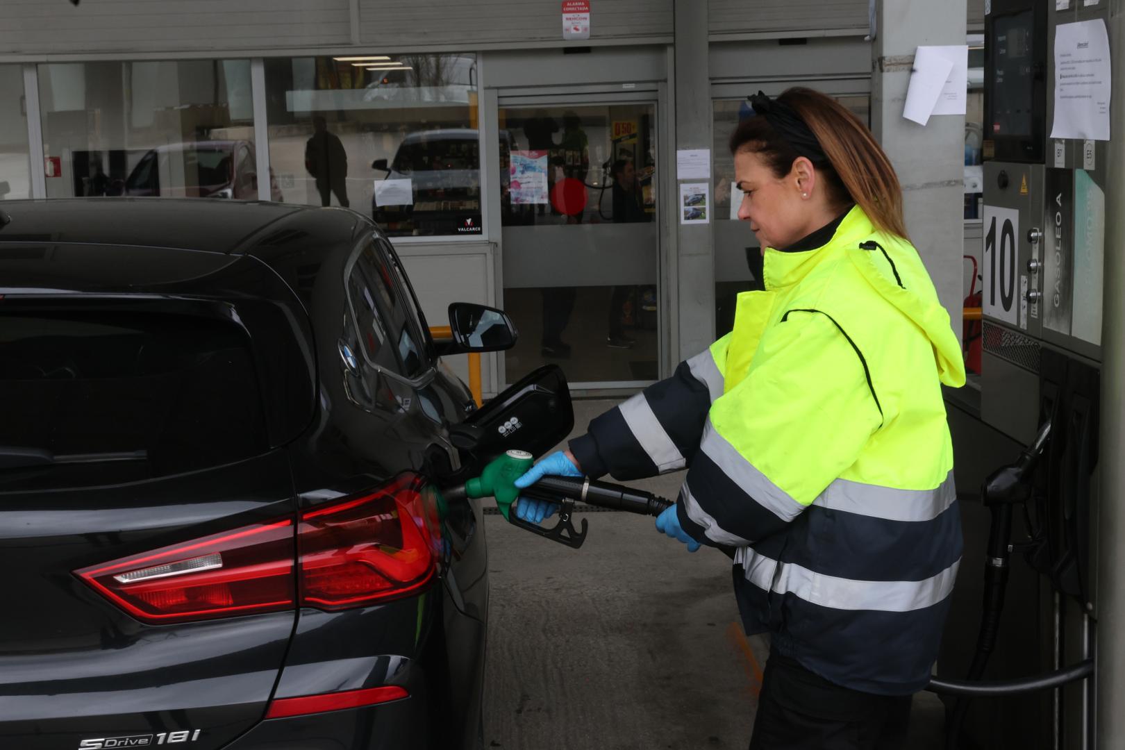 El coste del litro de gasolina se ha reducido un 13% y el del diésel, un 8,5%
