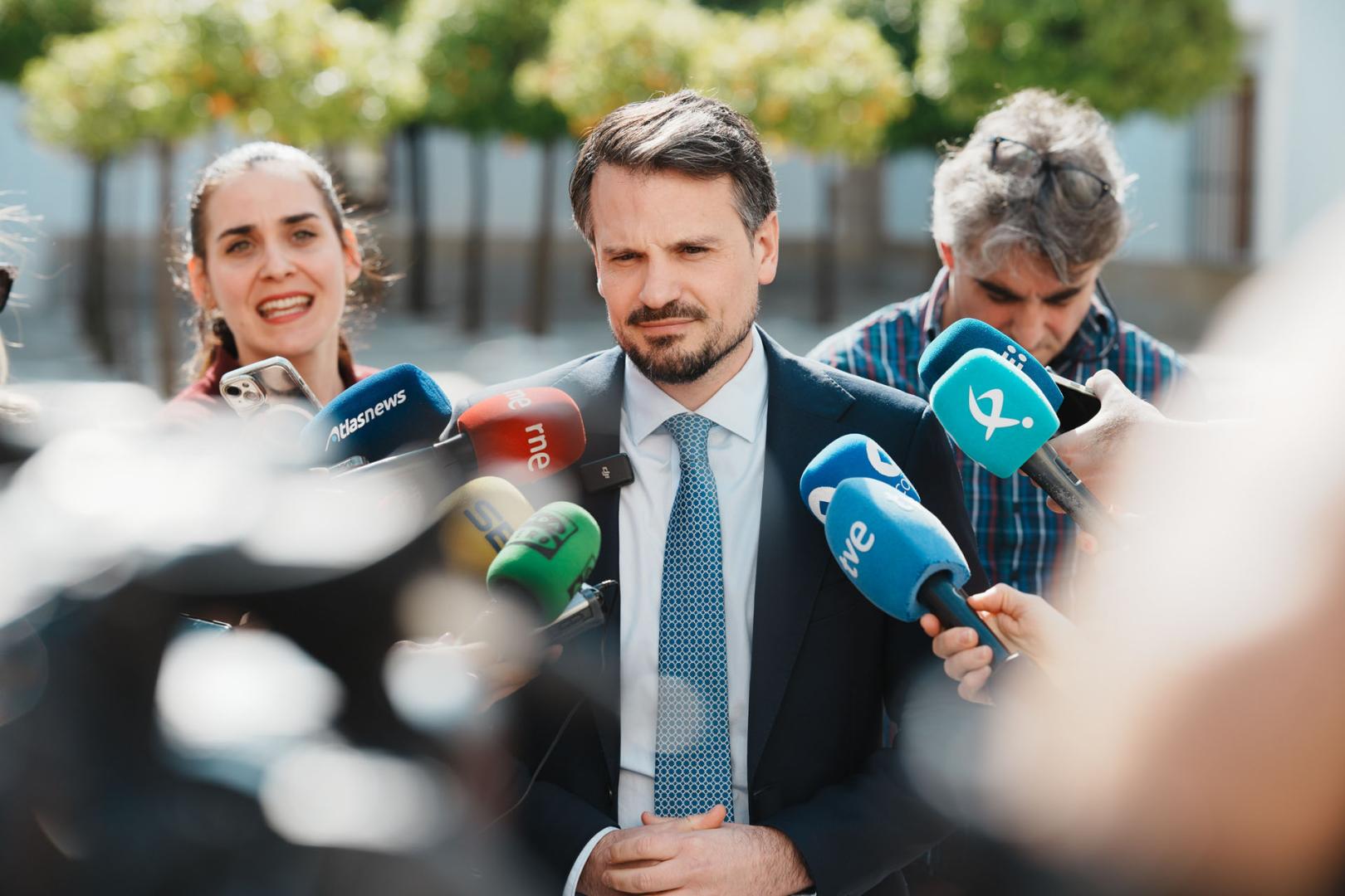 El secretario general del Partido Popular de Extremadura, Abel Bautista, atiende a los medios de comunicación en el Patio de los Naranjos de la Asamblea de Extremadura