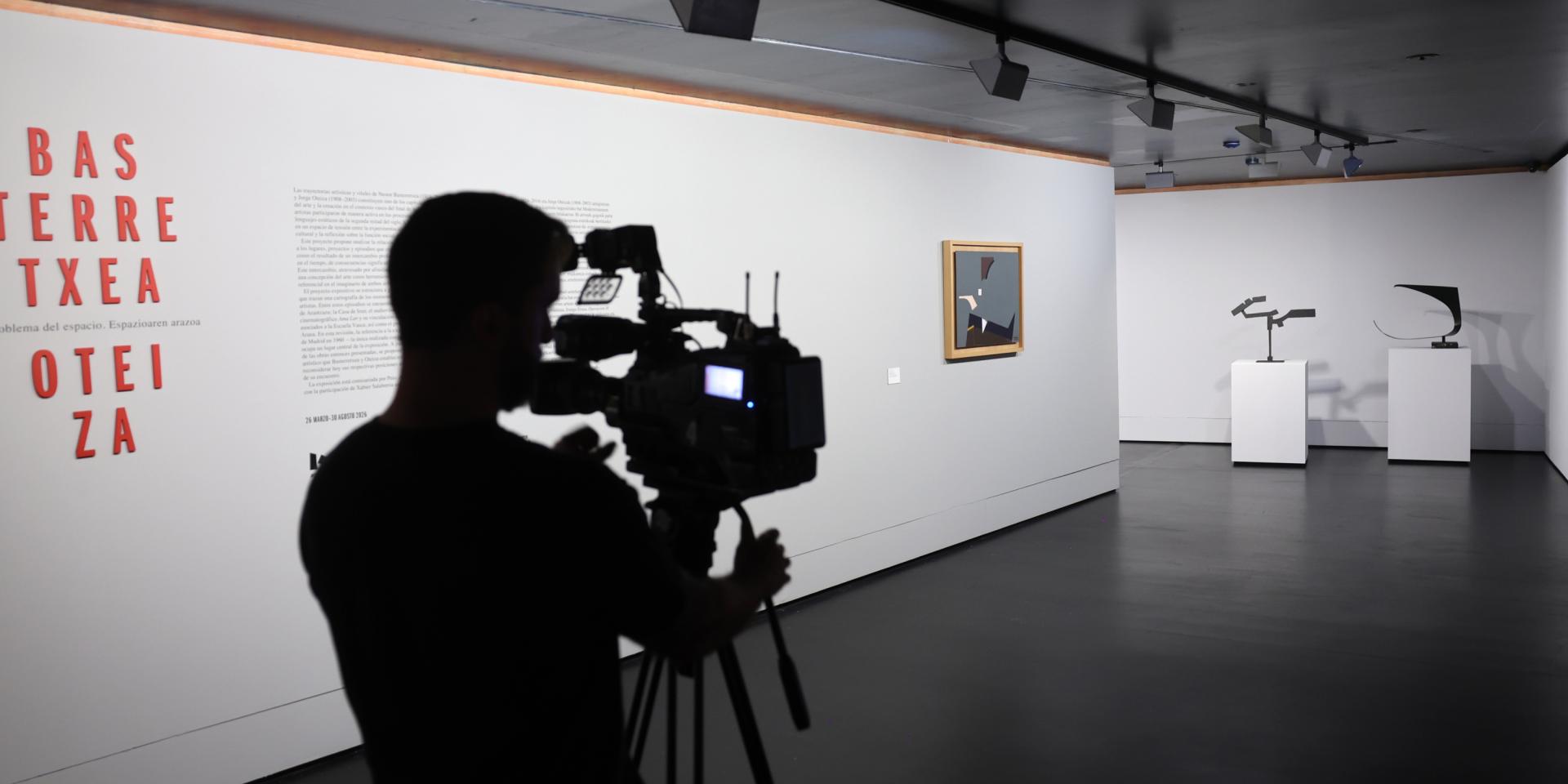 Las esculturas 'Signo' de Basterretxea (1962) y 'Suspesion vacía (estela funeraria homenaje al constructor aeronáutico René Couzinet)' de Oteiza (1957) dan la bienvenida a la exposición.