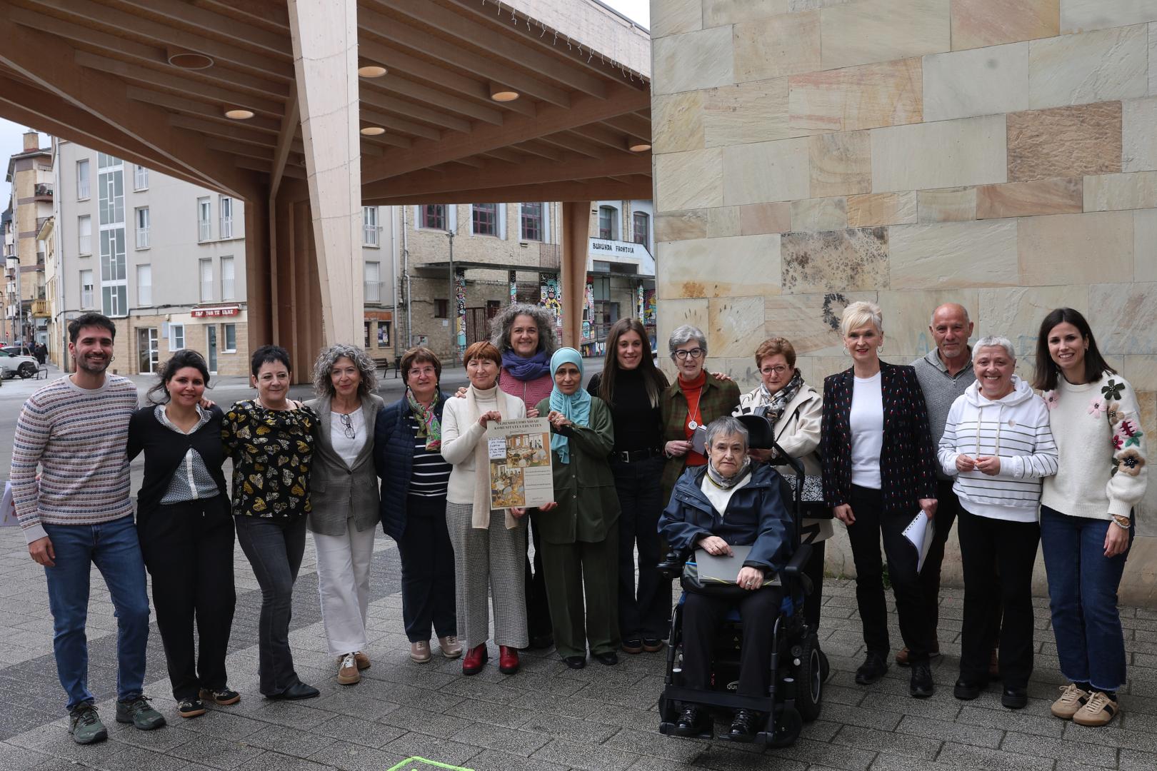 Grupo motor de ‘Tejiendo comunidad’, con la participación de Alberto Zamorano Castaño, Cristina Arina Cordeu, Elena Valtierra Ondarra, Oihane Armendáriz Soriano, Ana Fernández, Amelia Lapuente Jiménez, Asun Fernández de Garayalde y Lazcano, Txuma Morcillo Larraza, Mª Asun Salegi Rivera, Inma Arroyo Goikoetxea, Isabel Gastaminza Agirrebengoa, Juli Álvaro Peral, Fatima Benddine Yousfi, Jesu Martiarena Alegría y Alodia Álvaro Igoa.
