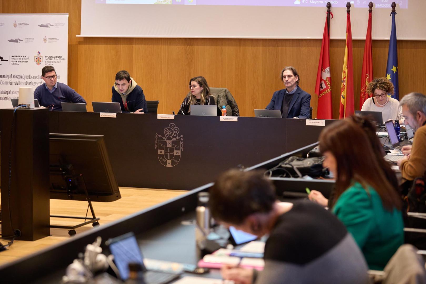 Sabi Atipov, primero desde la izquierda en otro pleno, fue reprobado este miércoles por seis grupos que reprocharon su gestión en servicios sociales