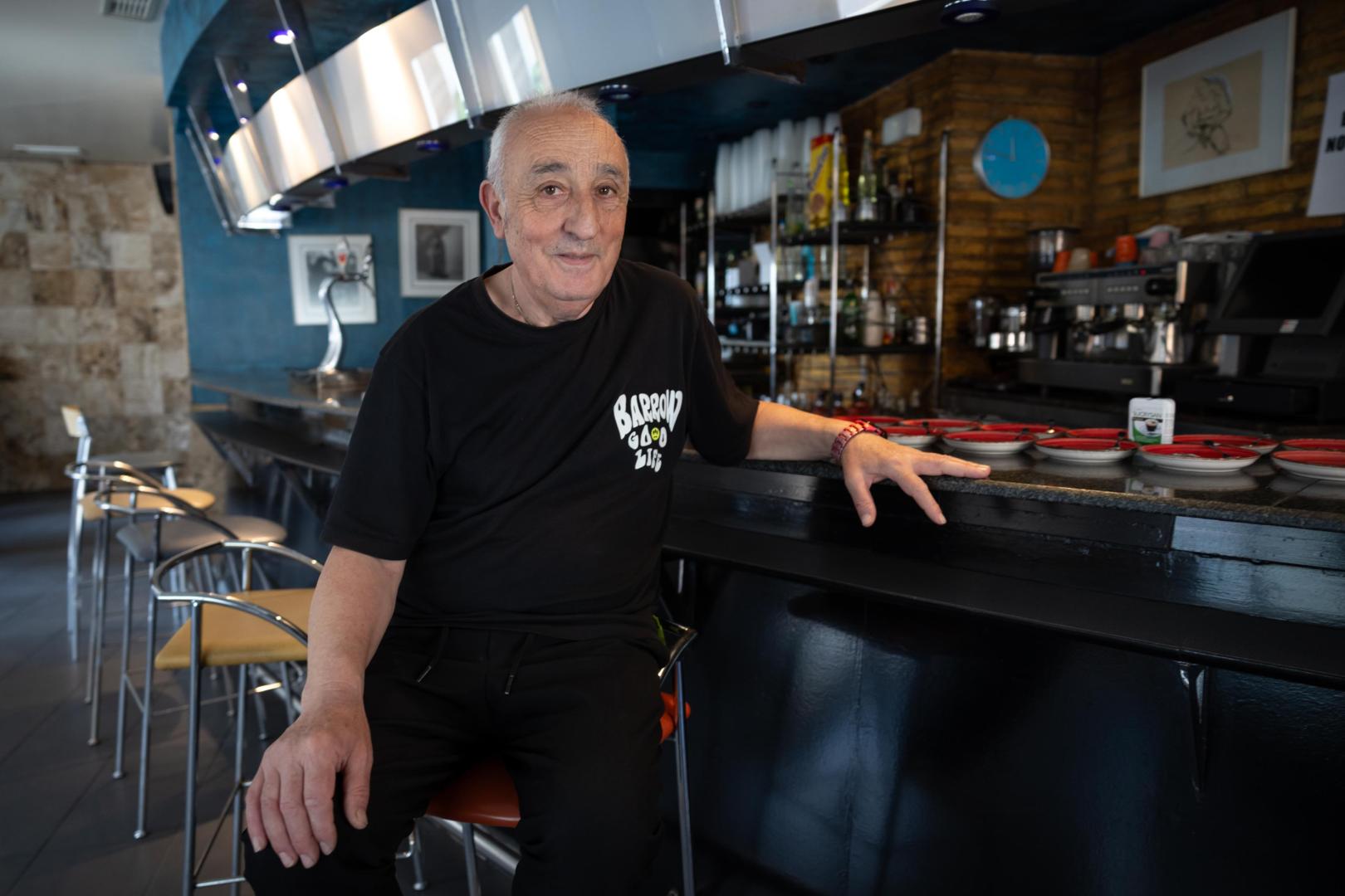 Hilario Rubio Orta, en la barra de su bar Fair Play de Murchante, que cerrará sus puertas este sábado 28 de marzo tras 35 años de historia