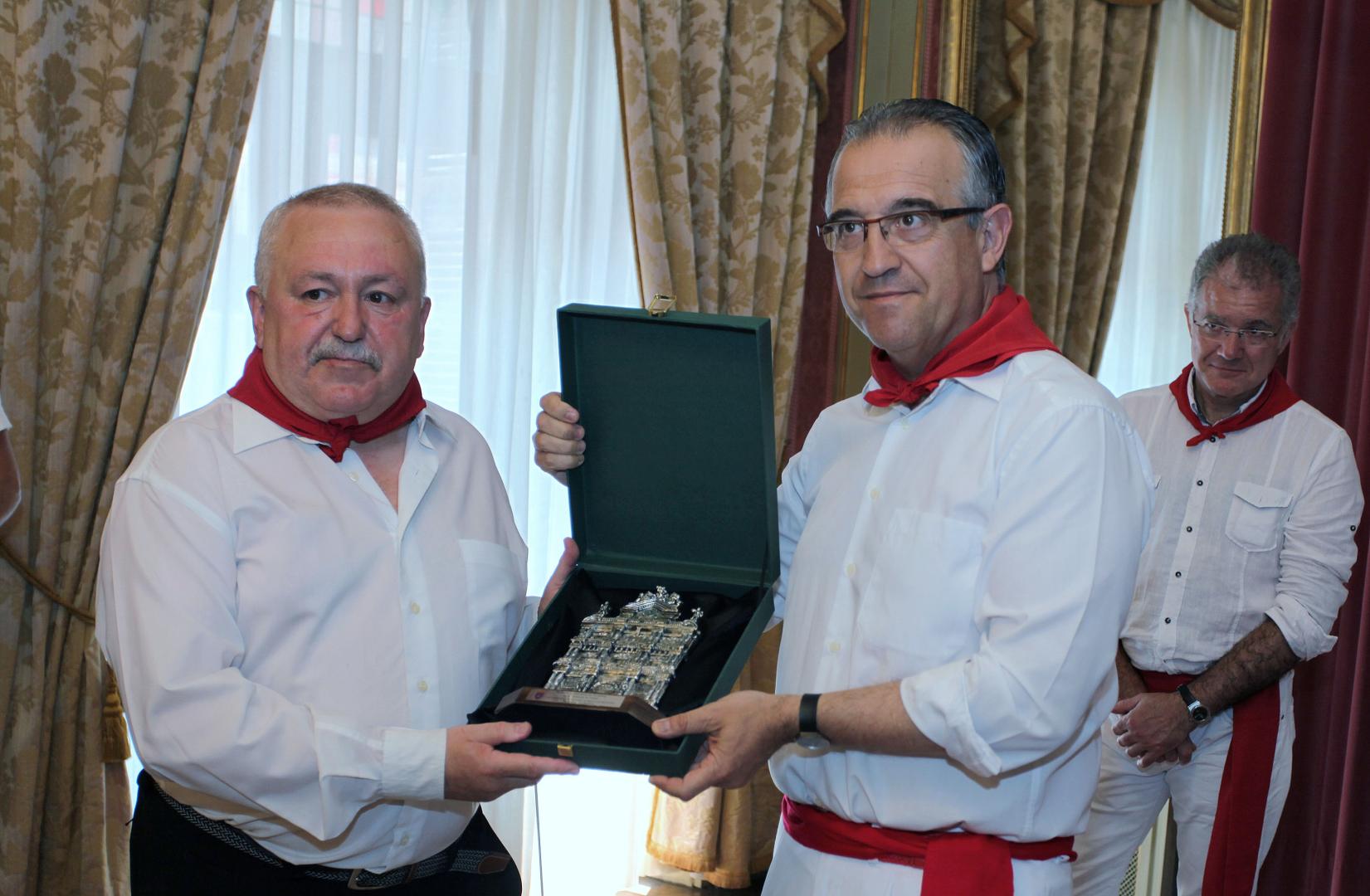 *A:Calleja *F:11/07/2013 *L:Ayuntamiento. Pamplona. *P:Asistentes. *T:Homenaje a los Chistularis de Tolosa.