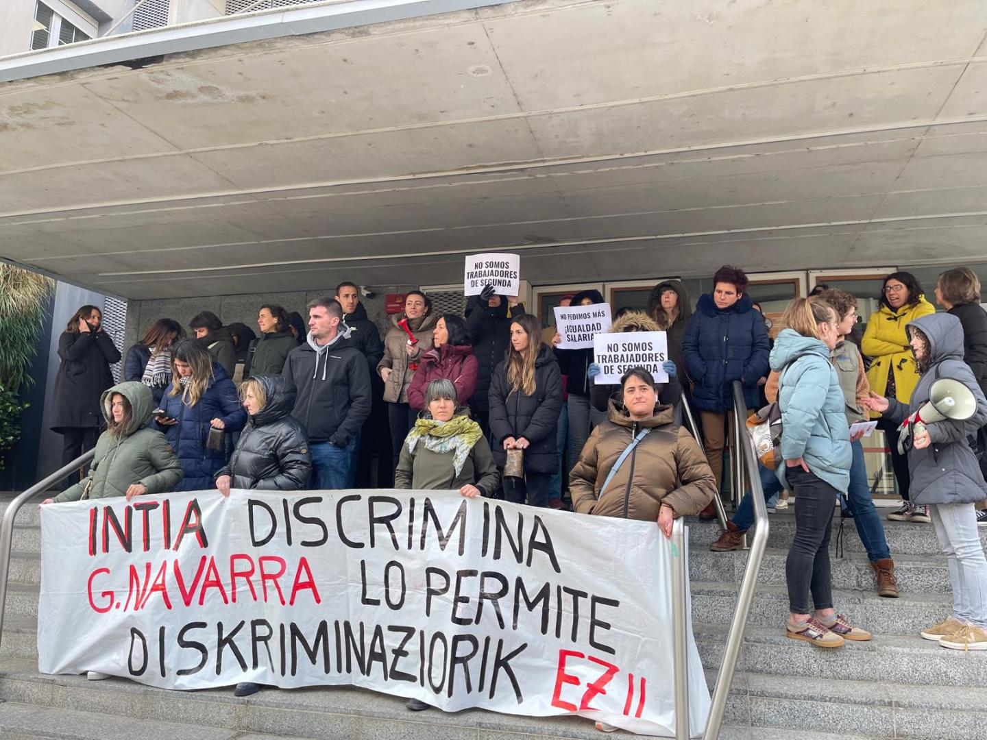Trabajadores de INTIA este jueves 26 de marzo en el acceso al departamento de Desarrollo Rural y Medio Ambiente