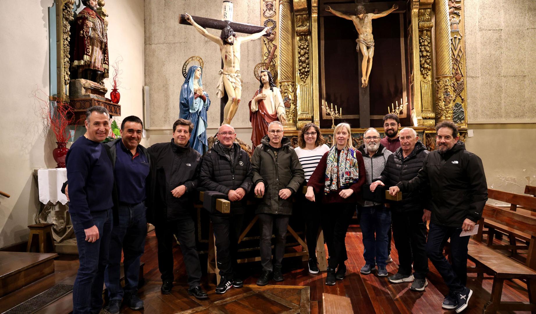 Varios miembros de la Hermandad de la Pasión de Tafalla durante una reunión, en Santa María, para preparar la procesión.