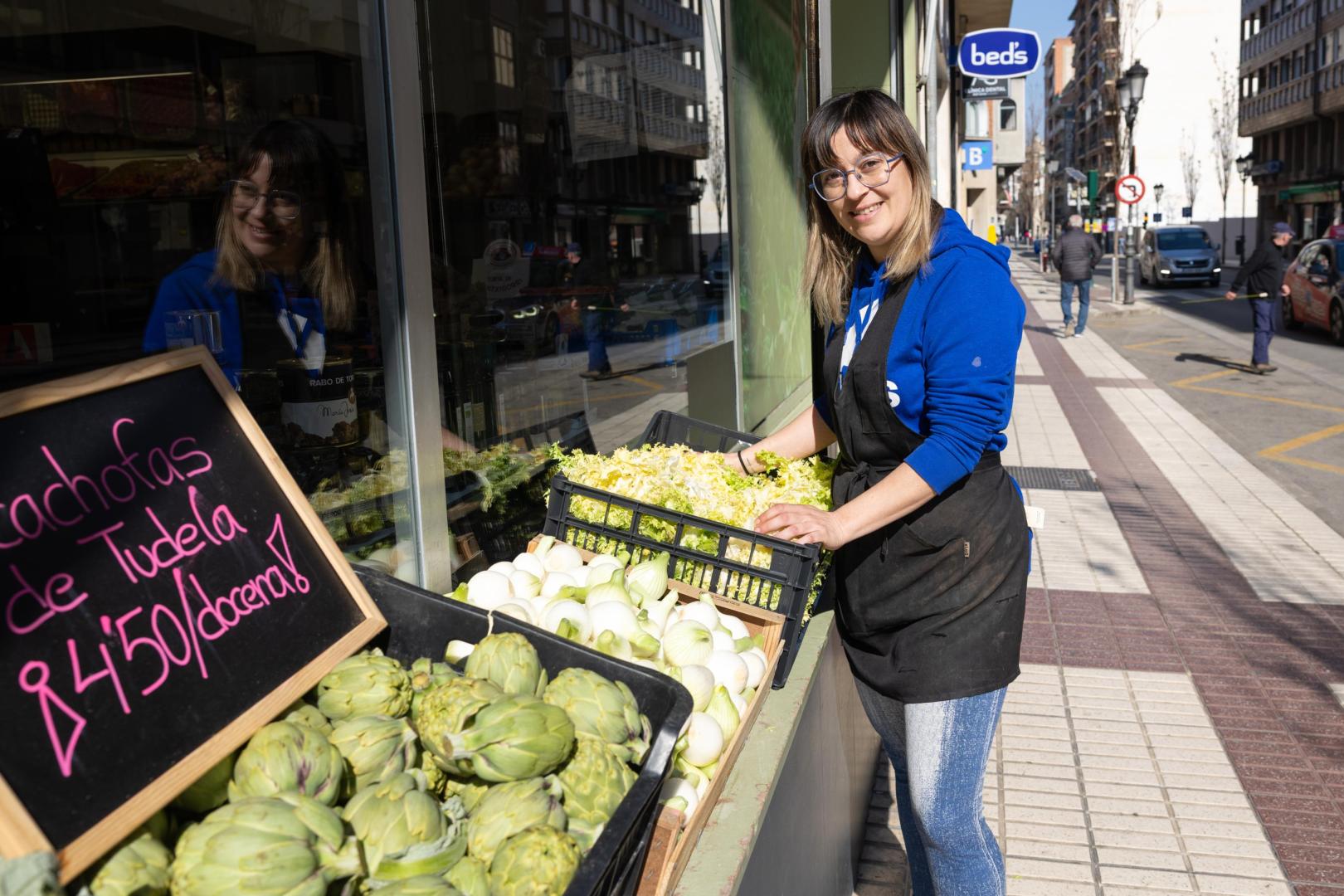 Mayte Osta Sánchez, en la entrada a su tienda de frutas y verduras