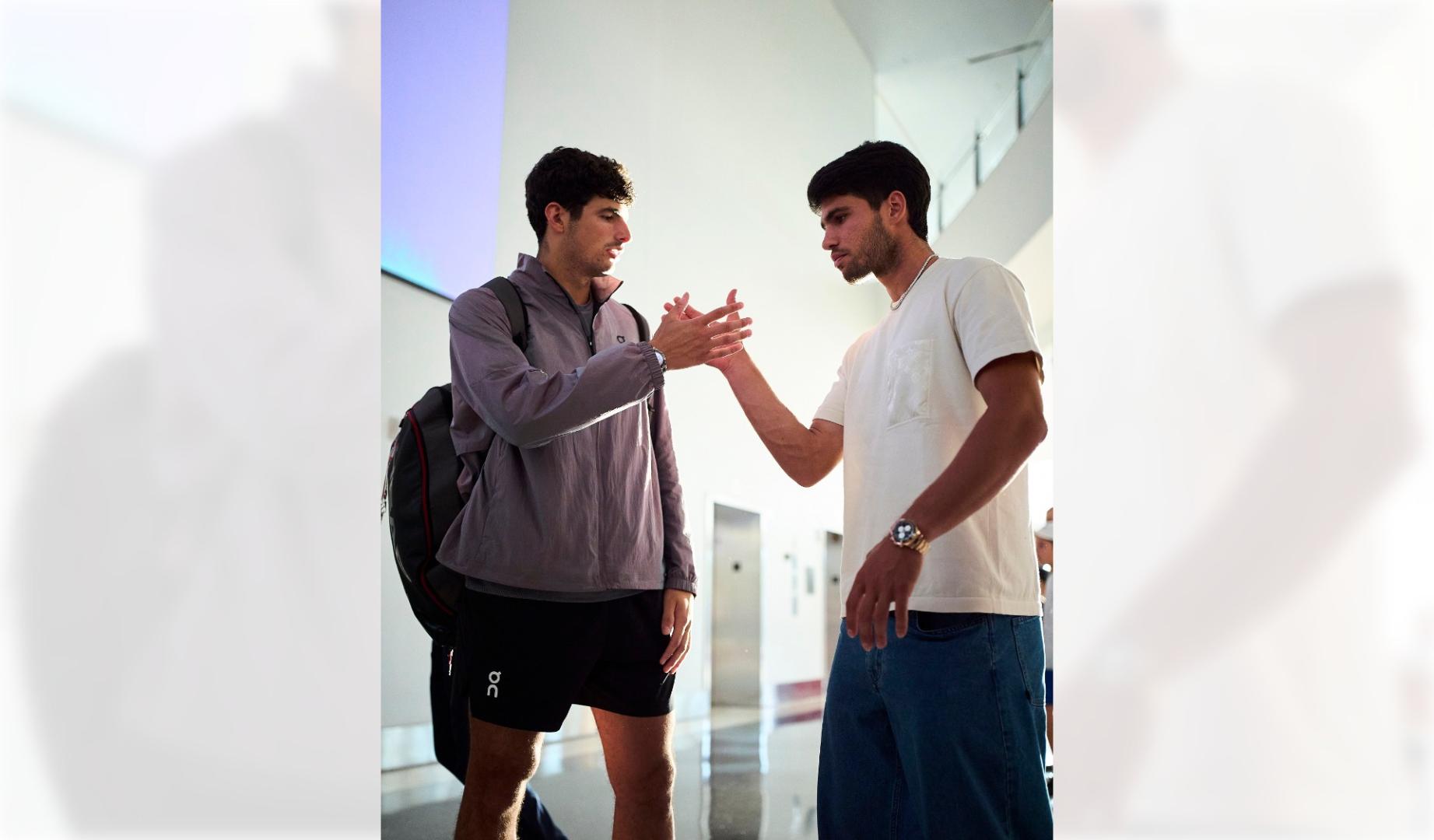 Arturo Coello y Carlos Alcaraz se saludan antes de un partido del P1 Miami-EE UU de pádel