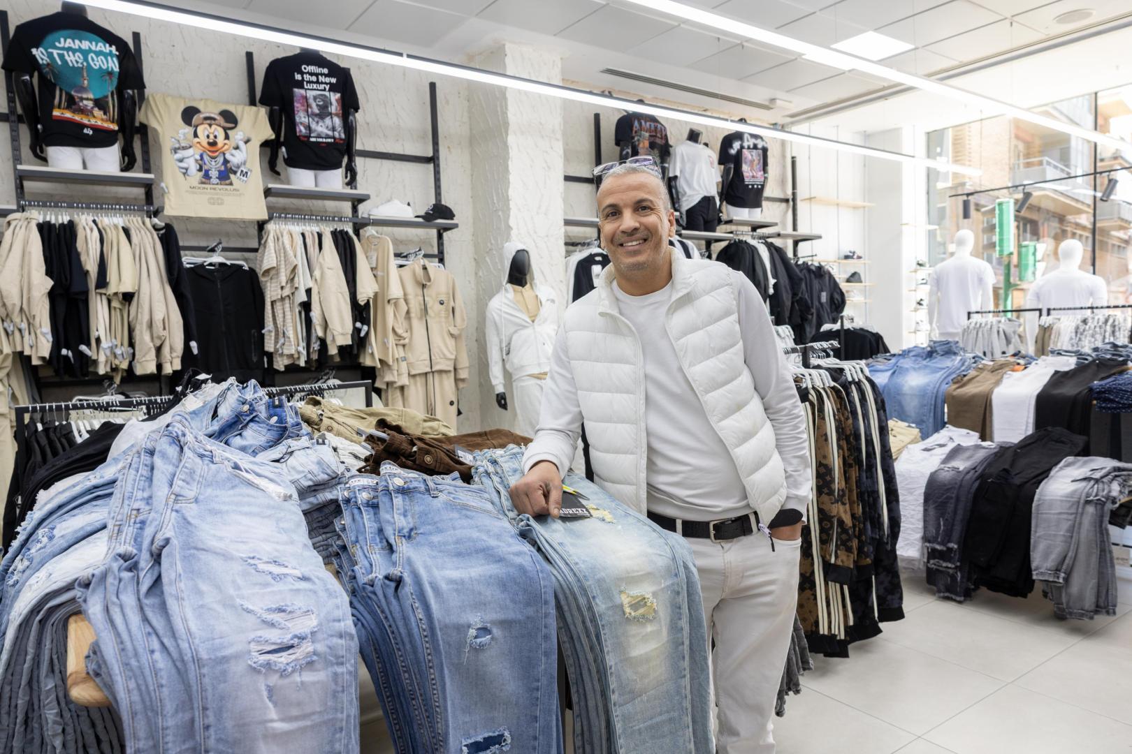 Mohammed Gaouar, en el interior de una de sus tiendas