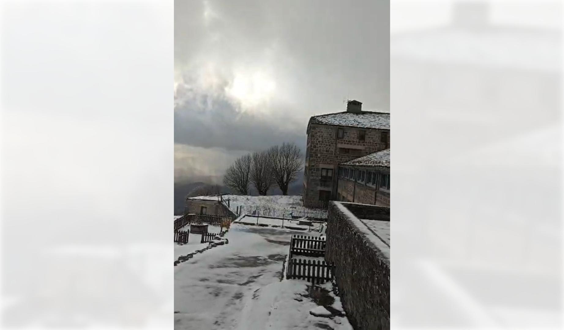 La cumbre amaneció este jueves, 26 de marzo, cubierta por el manto blanco tras la llegada de una primavera de contrastes, con diferencias de 20 grados en un plazo de dos días.