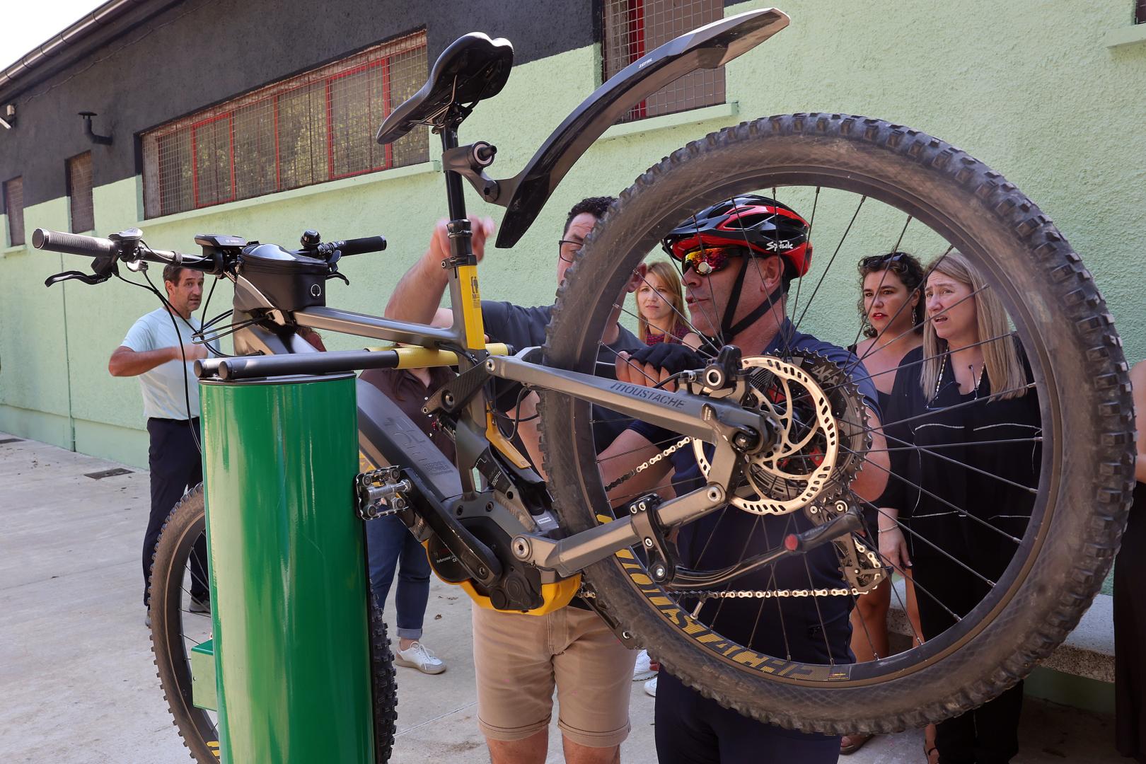 Dos personas revisan una bicicleta en el nuevo espacio habilitado en Lekunberri.