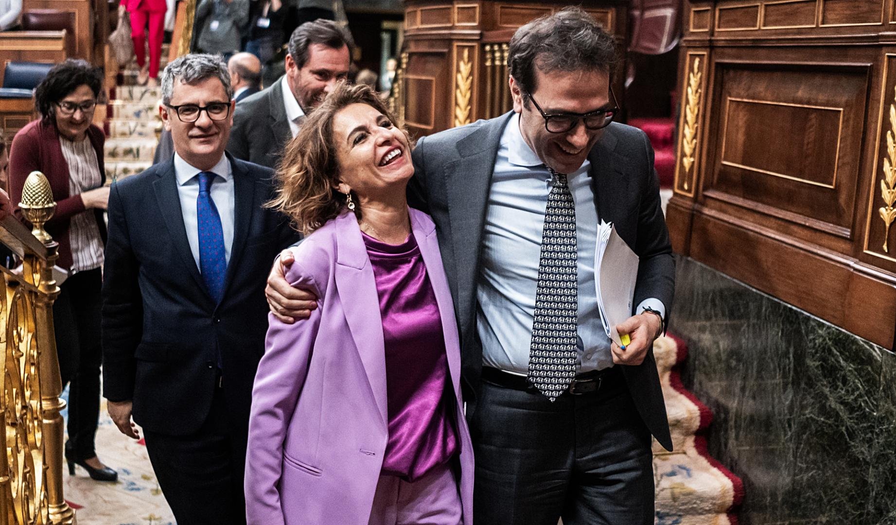 La vicepresidenta primera y ministra de Hacienda, María Jesús Montero, y el ministro de Economía, Comercio y Empresa, Carlos Cuerpo, a su salida del Congreso de los Diputados este jueves 26 de marzo