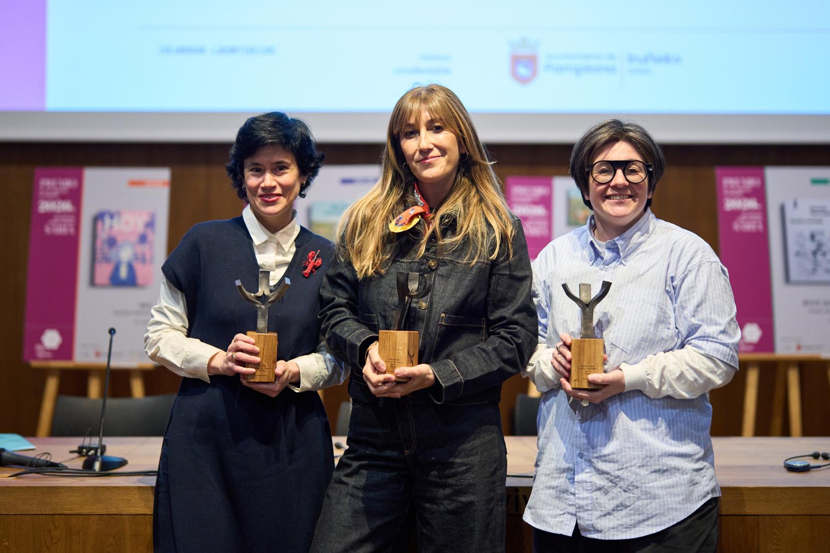 Desde la izquierda, Irene Antón, editora de Errata naturae, que ha publicado Una a una en la oscuridad, de Deirdre Madden; Agustina Guerrero, autora de Hoy (Lumen), y Danele Sarriugarte, autora de beste zerbait (Consonni), ayer en Condestable tras recibir los premios de las librerías navarras