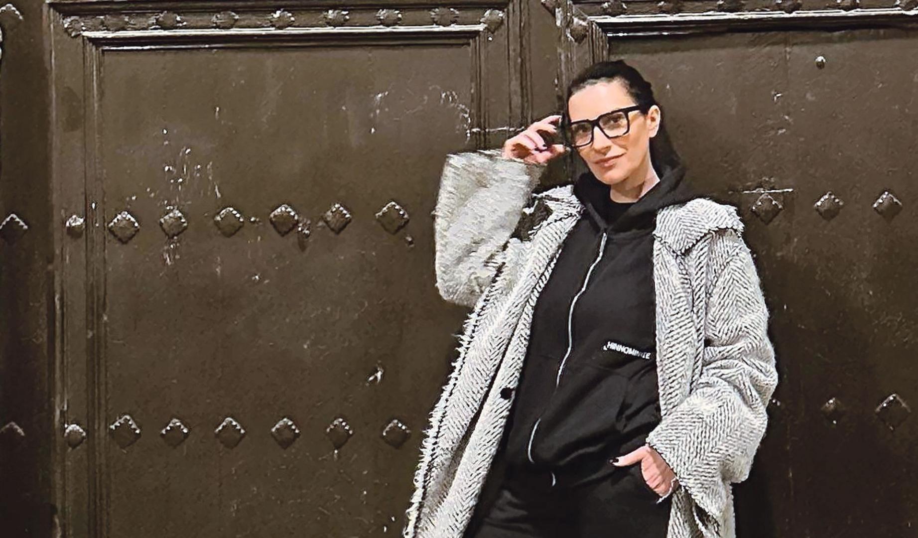 Laura Pausini, fotografía en la puerta de la Cámara de Comptos de Navarra