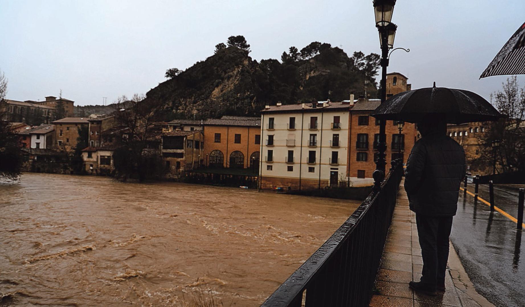 Un viandante contempla un crecido río Ega desde el Azucarero el pasado 14 de febrero.