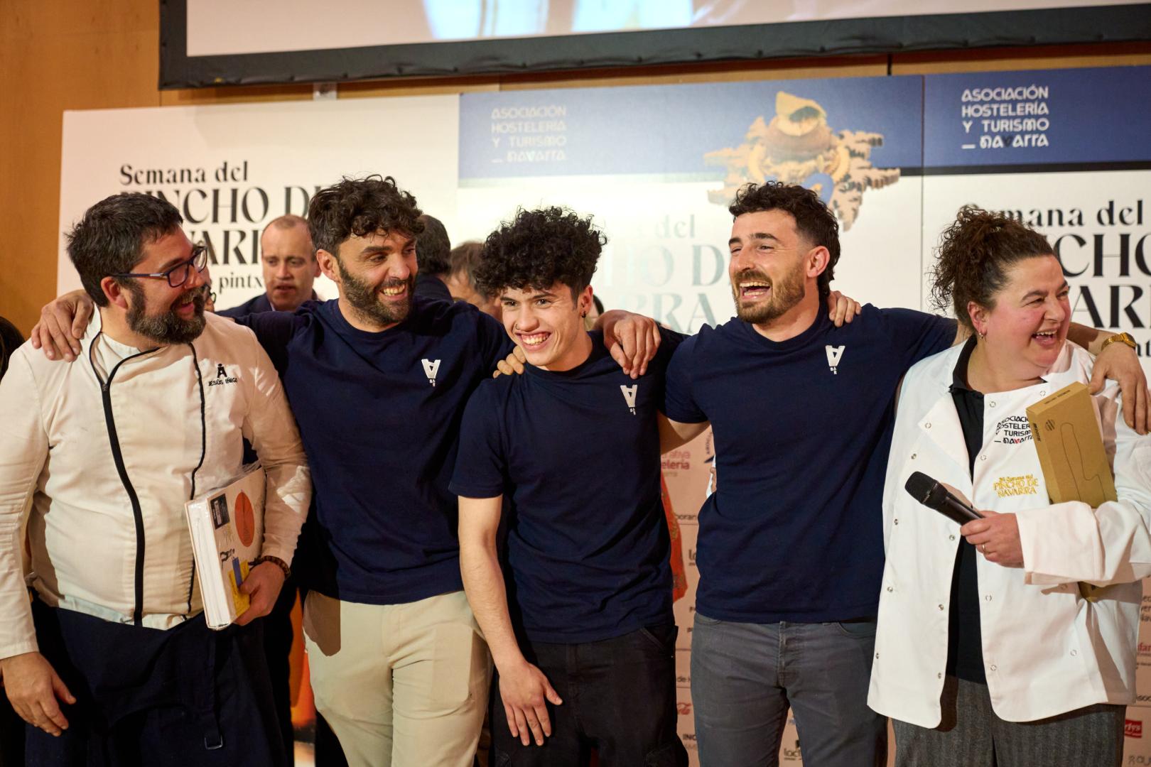 Asier Olmedo Rubio (segundo por la izquierda), socio fundador de Gatza, y Marga Portas Díaz (derecha), dueña de Amatxo, celebran el oro obtenido este miércoles