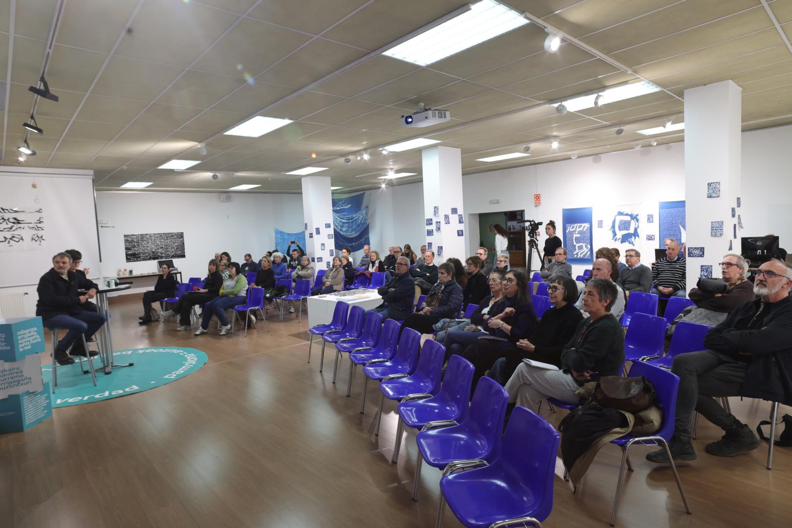 Representantes municipales y público, durante el Foro de Barrio de este jueves