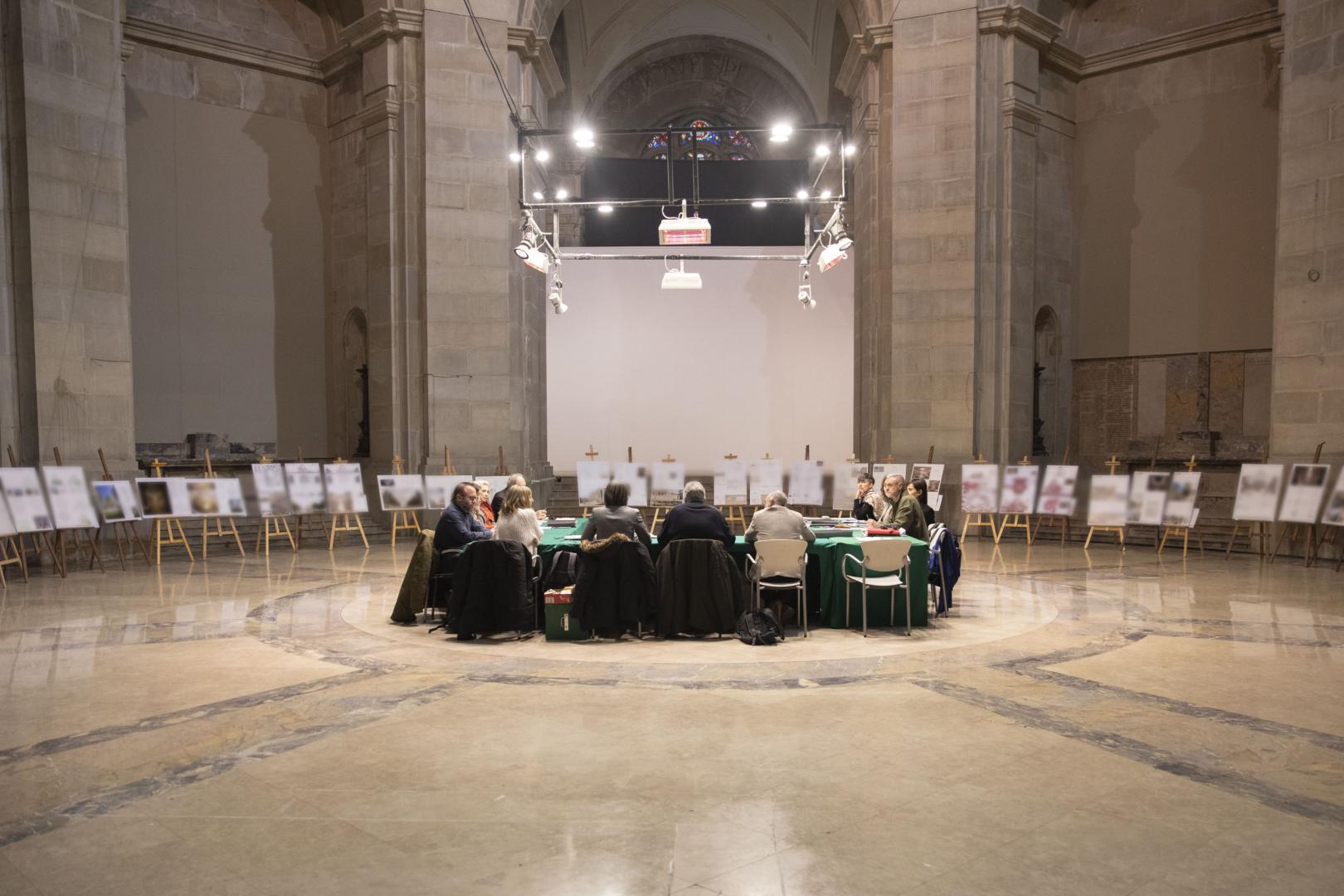 El jurado del concurso, ayer bajo la cúpula del monumento