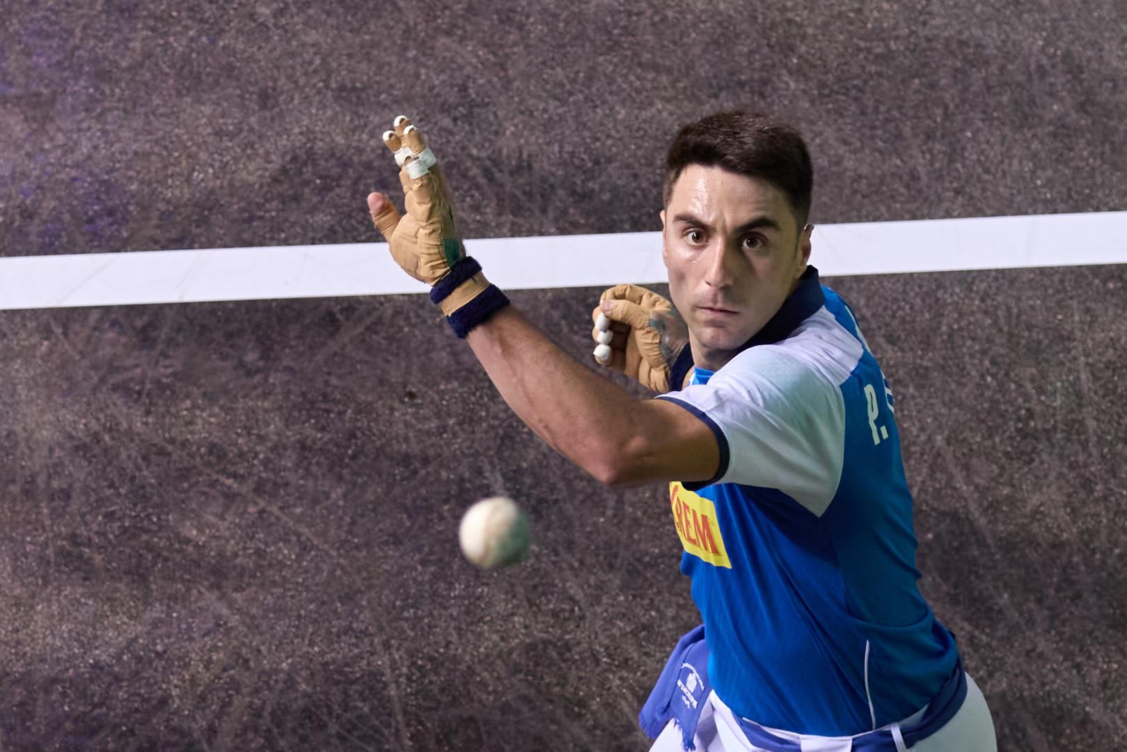 Peio Etxeberria golpea de aire en la final del Parejas del año pasado.