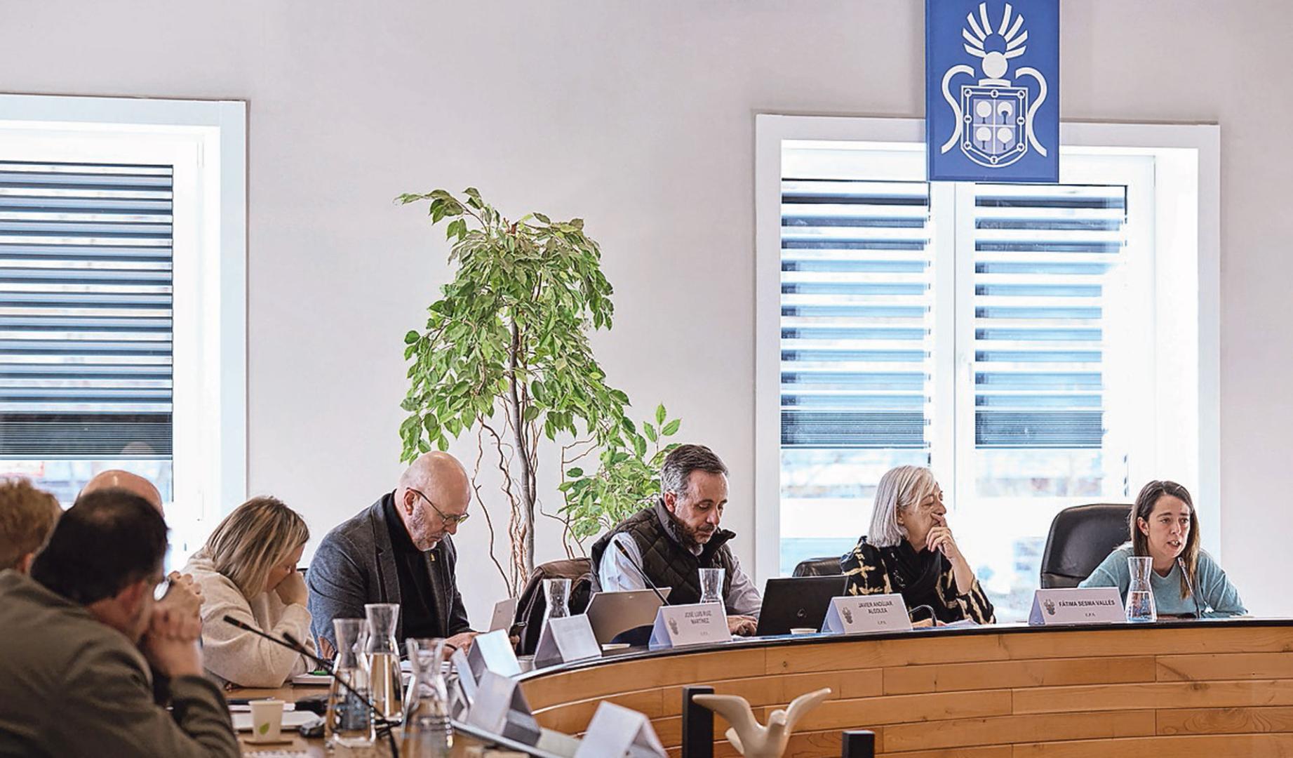 A la derecha, parte del equipo de gobierno de Barañáin y la alcaldesa María Lecumberri (UPN).