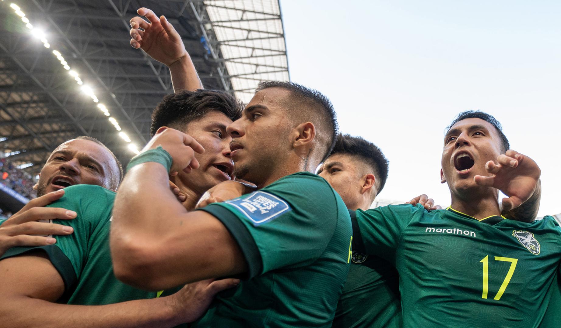 Jugadores de Bolivia celebran un gol este jueves, en un partido de repechaje para la Copa Mundial 2026 entre Bolivia y Surinam en el estadio BBVA en Guadalupe (México).