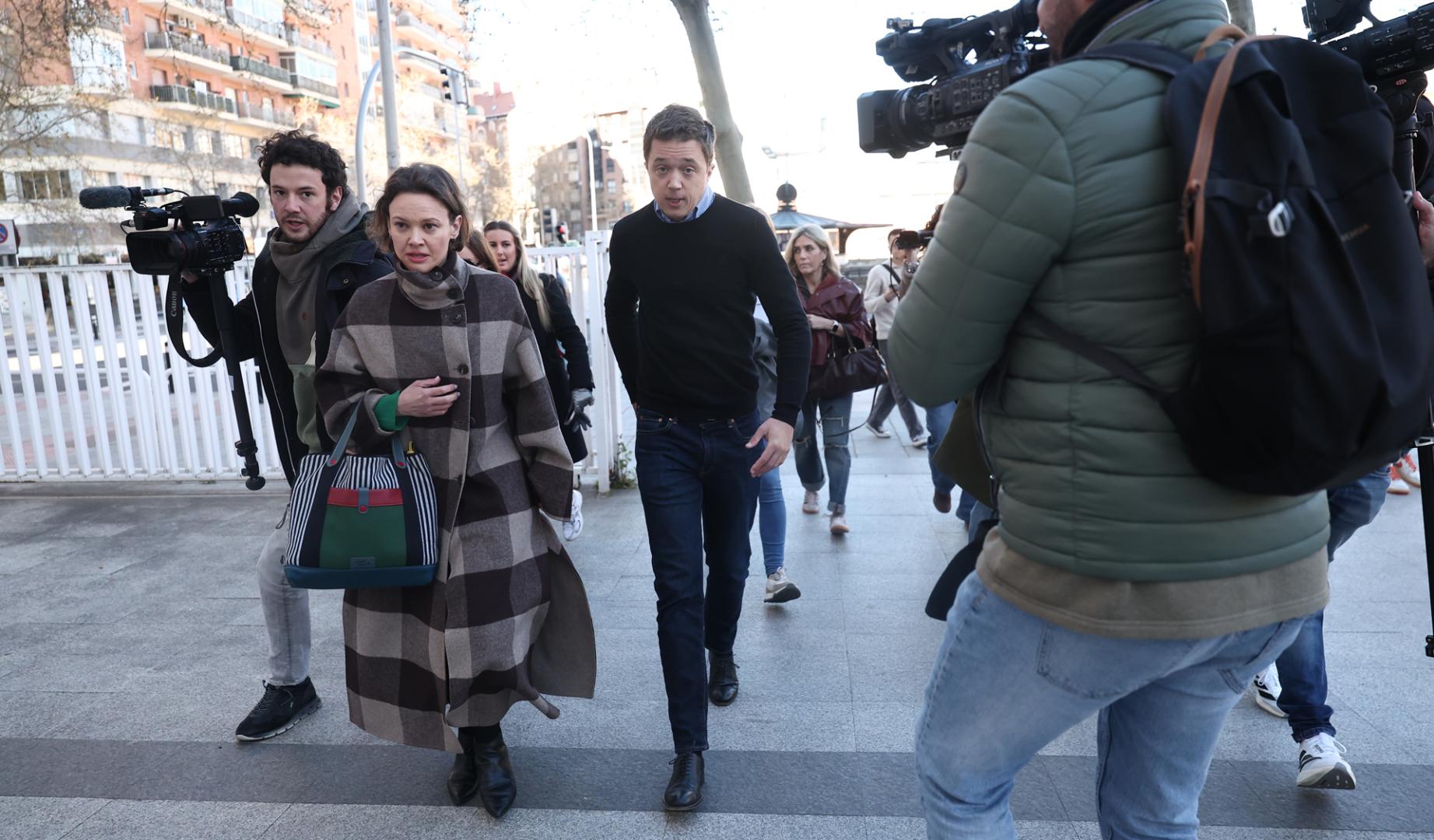 El exportavoz de Sumar Íñigo Errejón atiende a los medios de comunicación a su llegada a los Juzgados de Plaza de Castilla