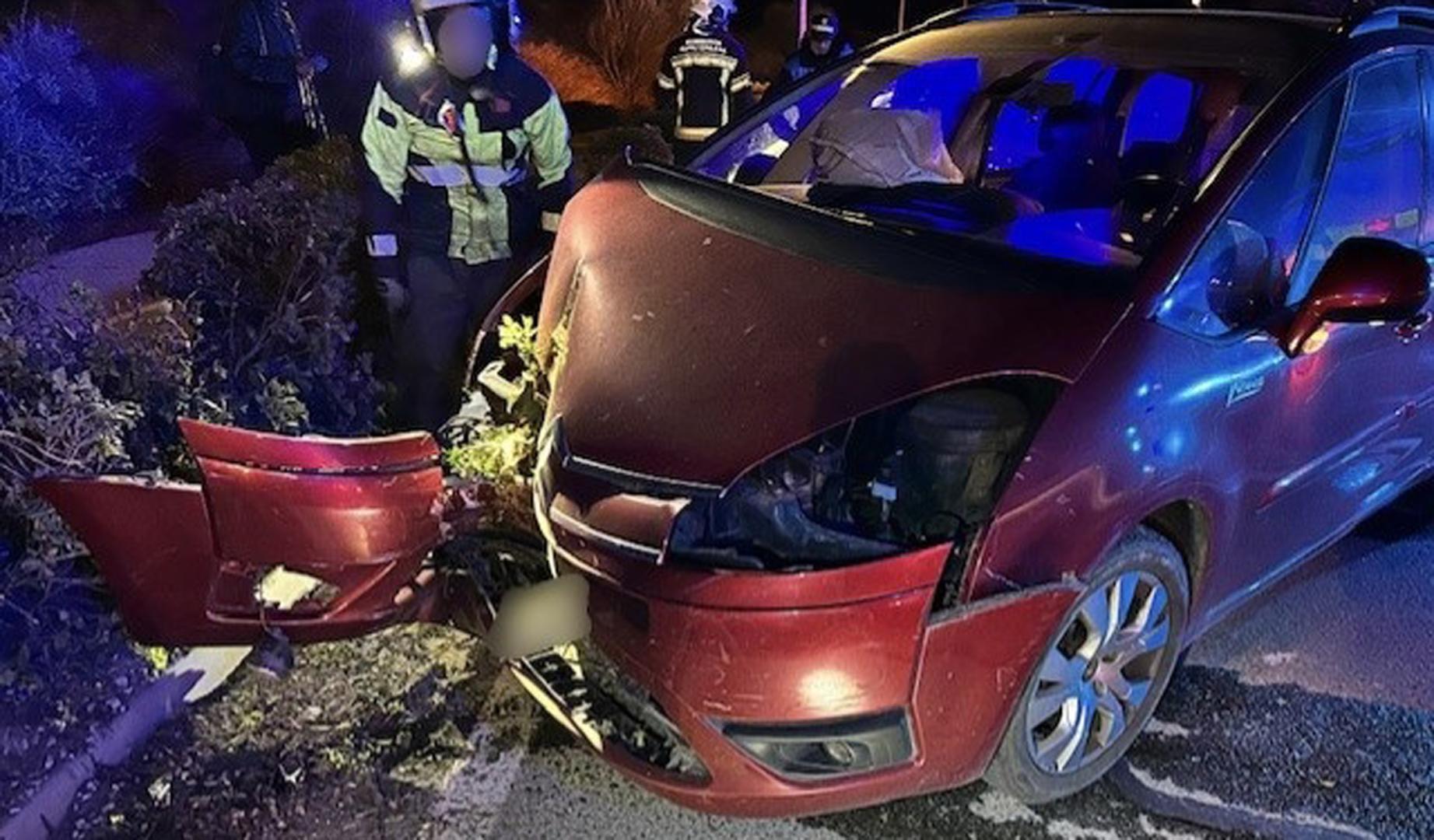 Se duerme al volante y choca contra una farola en Tudela