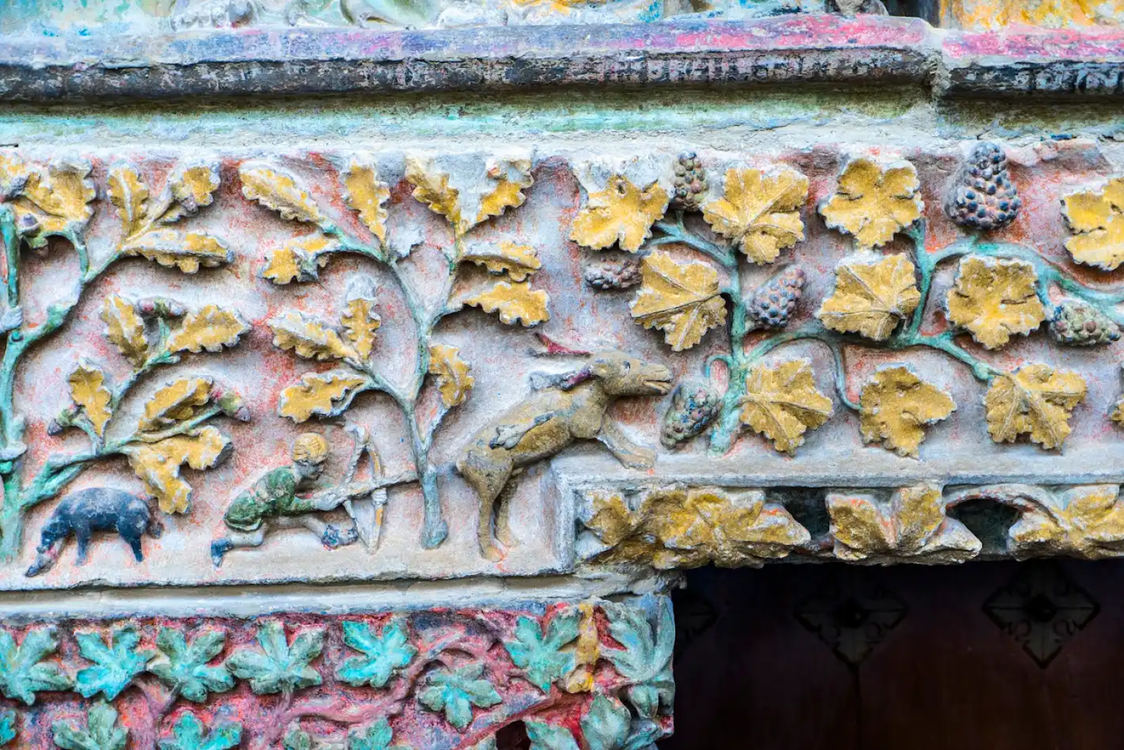 La etiqueta de Oxoa reproduce este detalle de la vendimia del portón de la iglesia de Santa María La Real de Olite
