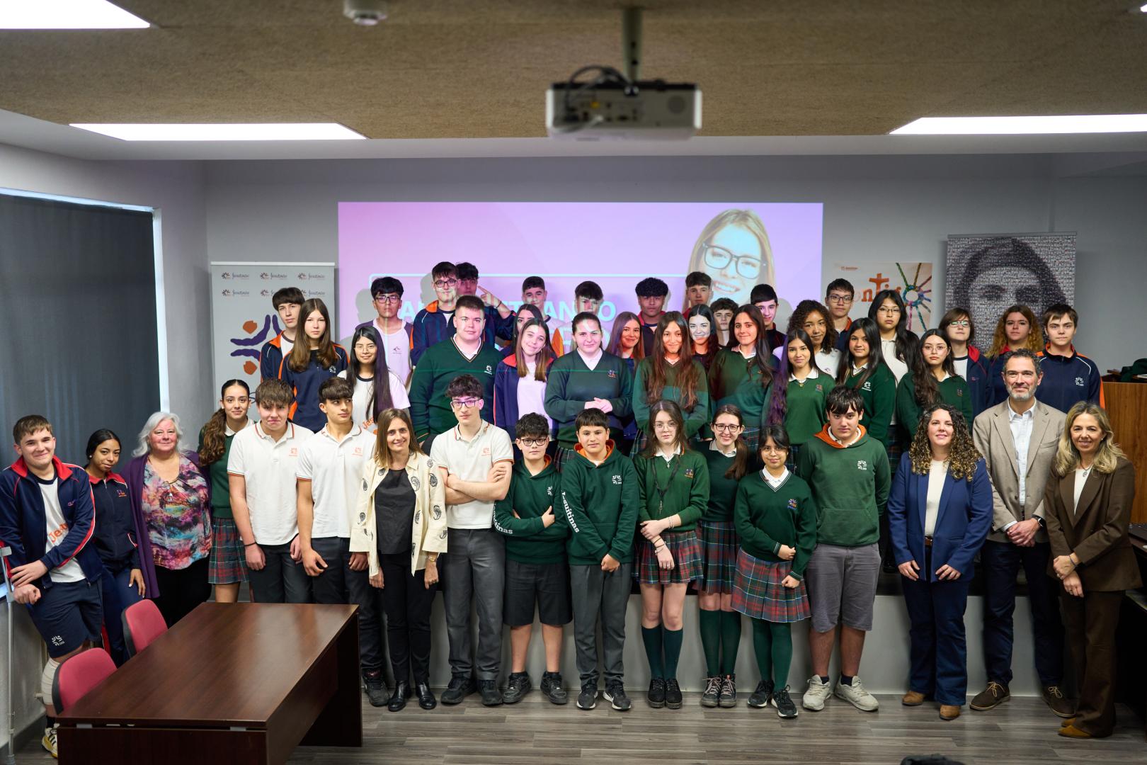 A: MIGUEL OSES F: 23-3-2026 P: L: PAMPLONA T: REPORTAJE SOBRE EDUCACION FINANCIERA IMPARTIDO POR VOLUNTARIOS DE CAIXA A ALUMNOS DEL COLEGIO JESUITINAS