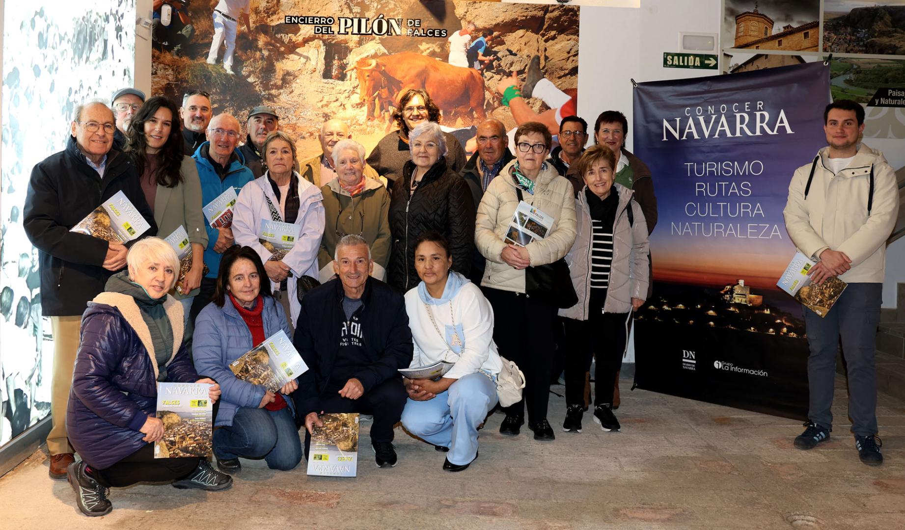 Responsables de la revista, representantes institucionales e invitados al acto de presentación del nuevo número de ‘Conocer Navarra’ este viernes en Falces.