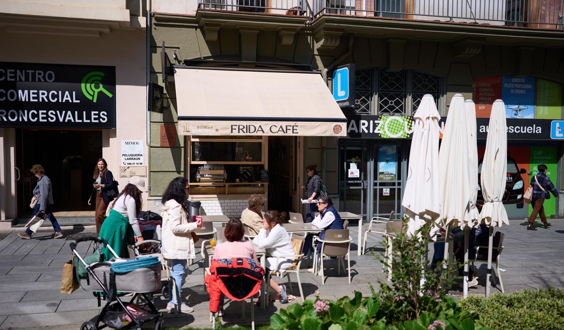 Varias personas toman algo en una terraza de la avenida Roncesvalles.