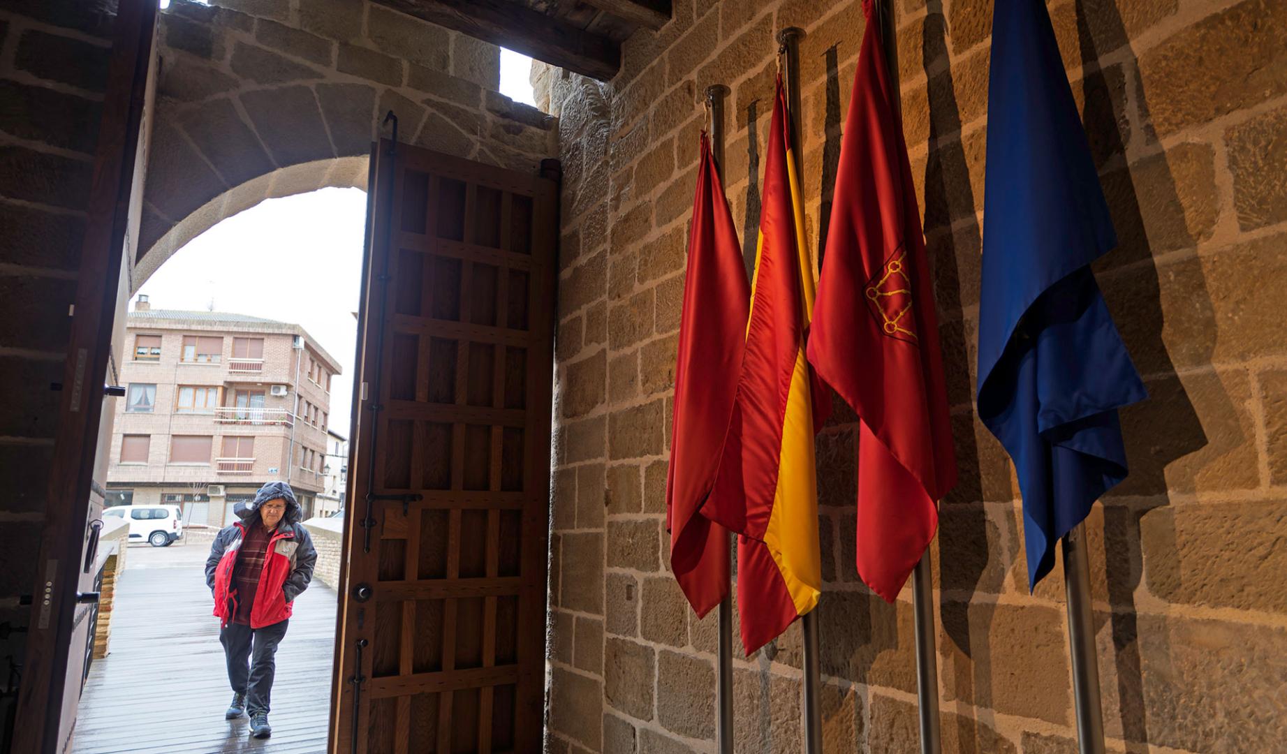 Acceso al castillo de Marcilla, que acoge las dependencias del ayuntamiento.