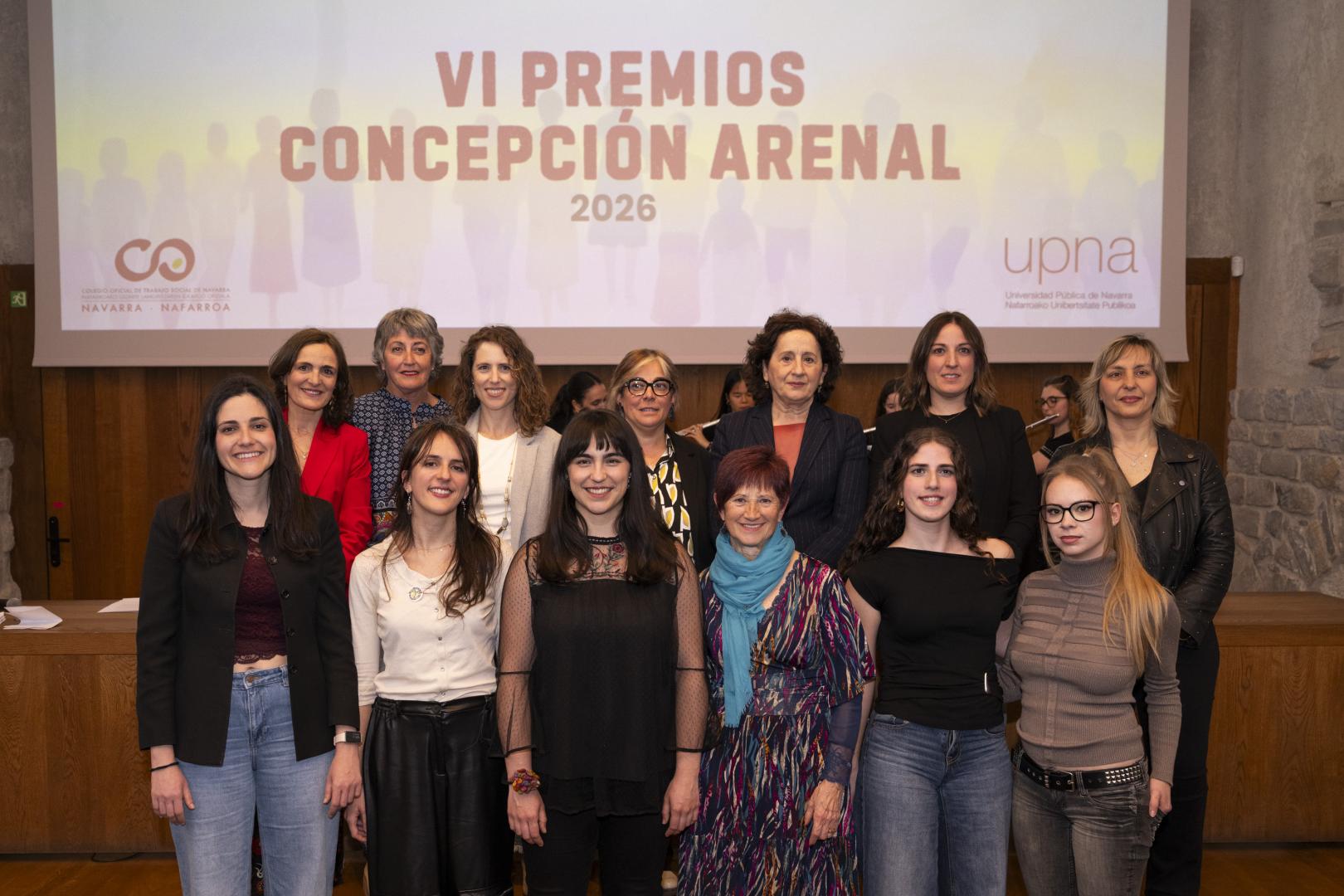 Trabajadoras sociales galardonadas junto a autoridades en los premios Concepción Arenal.