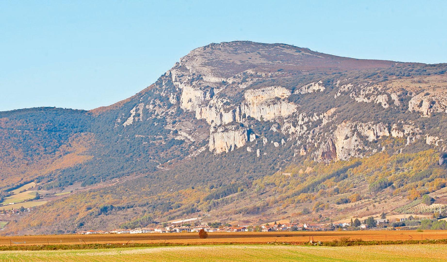Imagen de archivo de la sierra de Etxauri desde la cendea de Cizur.